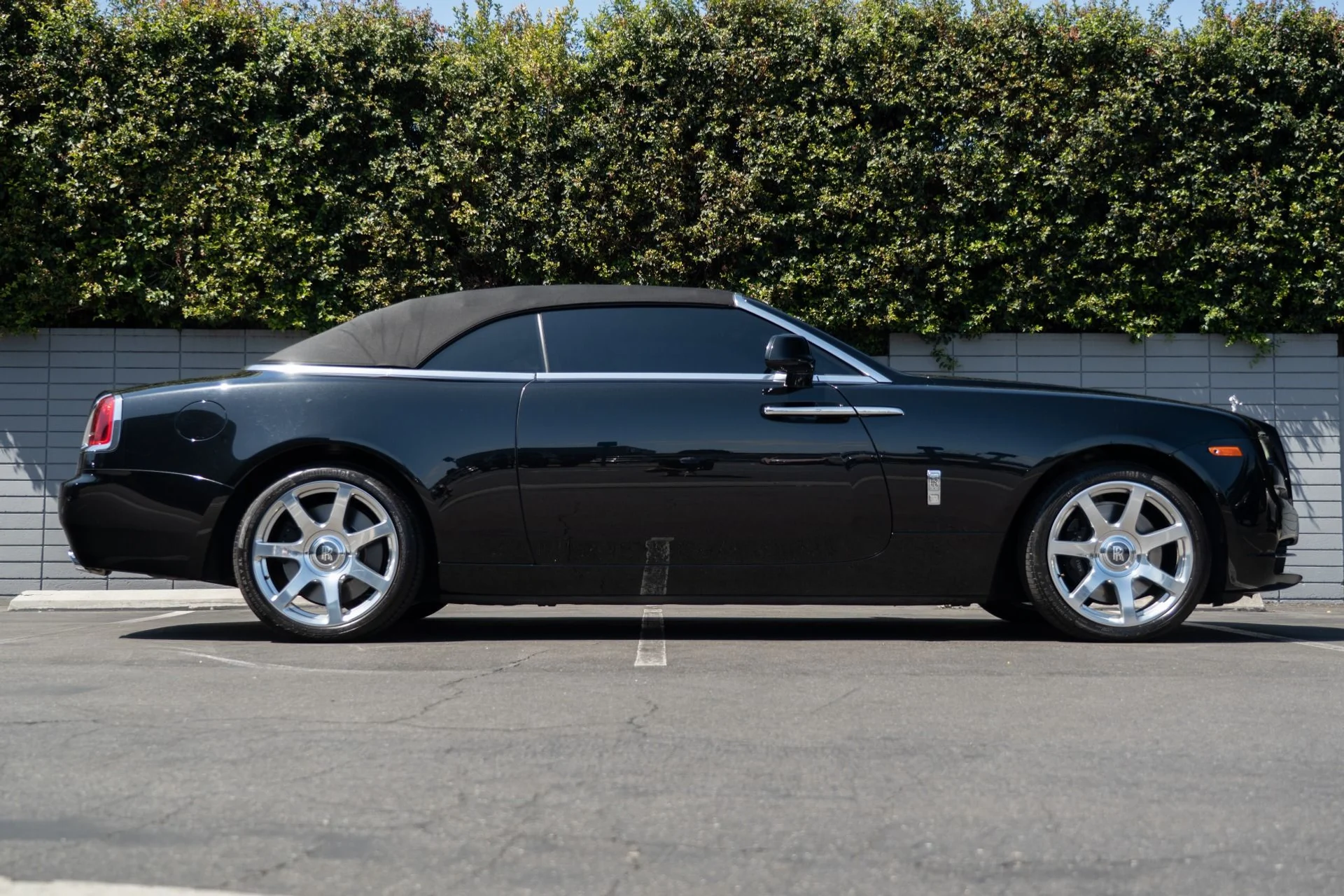 mph007_3288225574_Used_2017_Rolls_Royce_Dawn_1757545595_150ca34b4d