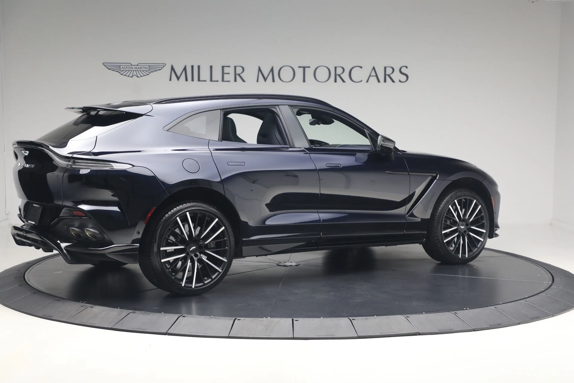 mph007_3313606598_Used_2025_Aston_Martin_DBX_707_1782252490_073530b919