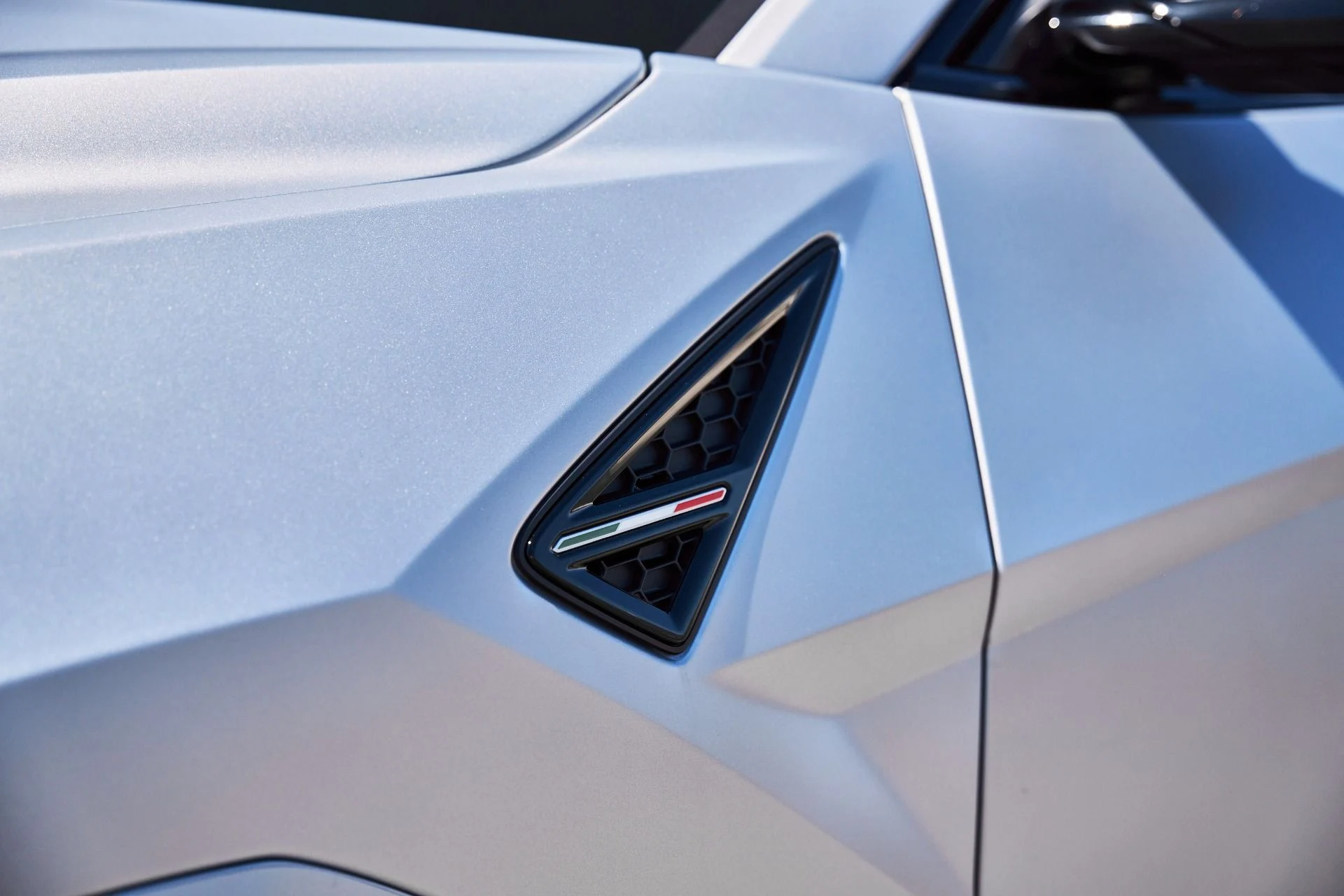 mph007_3321967194_Used_2024_Lamborghini_Urus_S_1775866691_f3ae610505