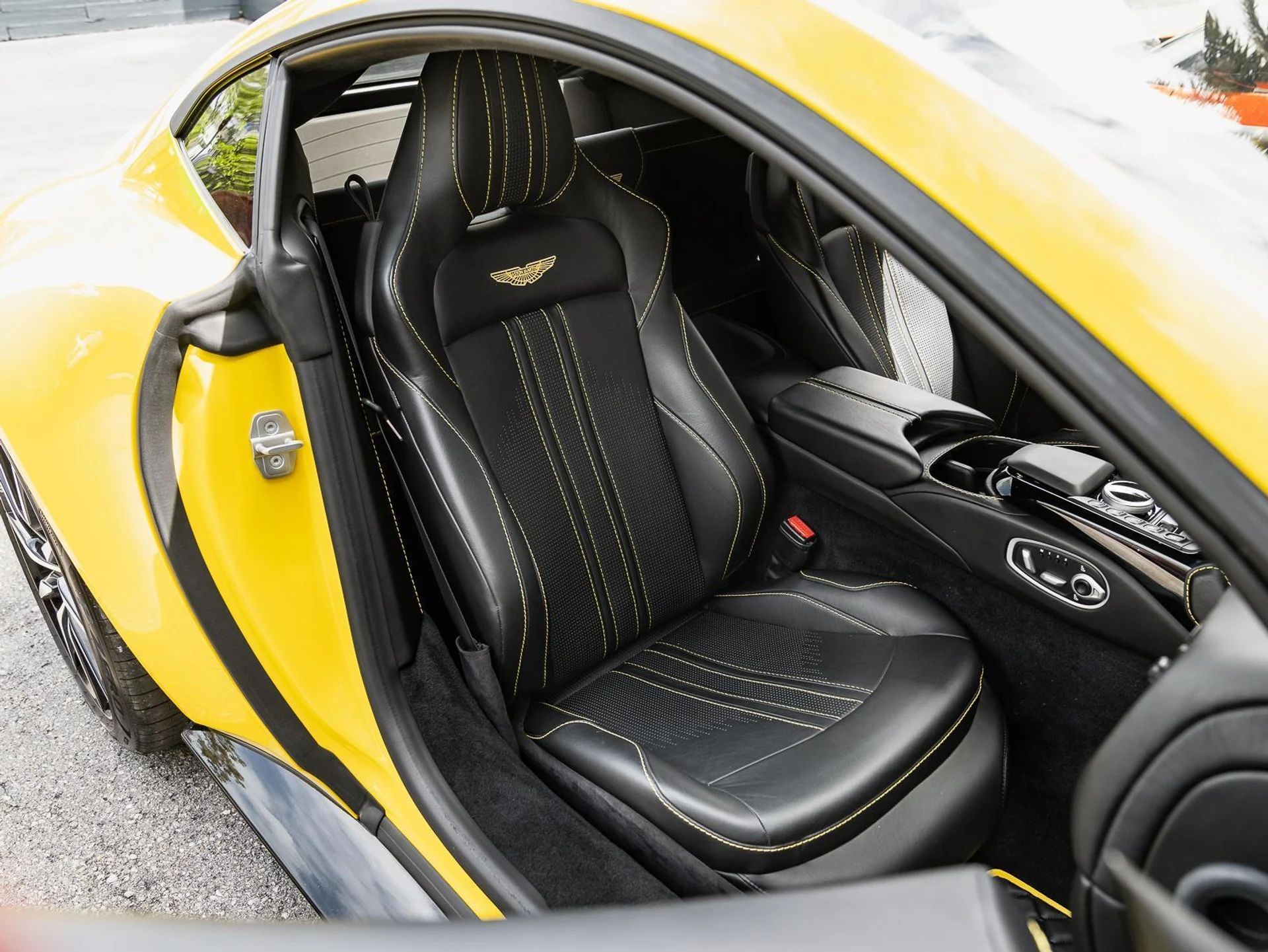 mph007_3330613241_Used_2020_Aston_Martin_Vantage_Coupe_1775769059_7355989d57