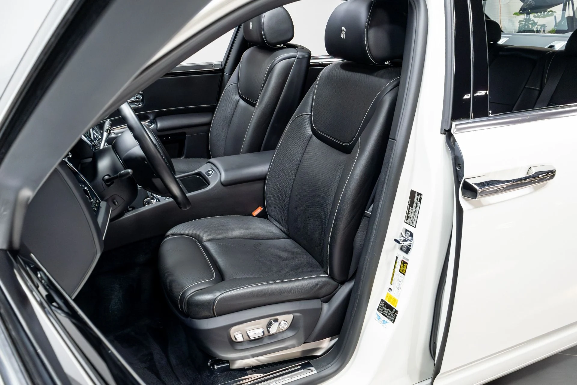 mph007_3346517194_Used_2016_Rolls_Royce_Ghost_1775019332_85ab6785d3