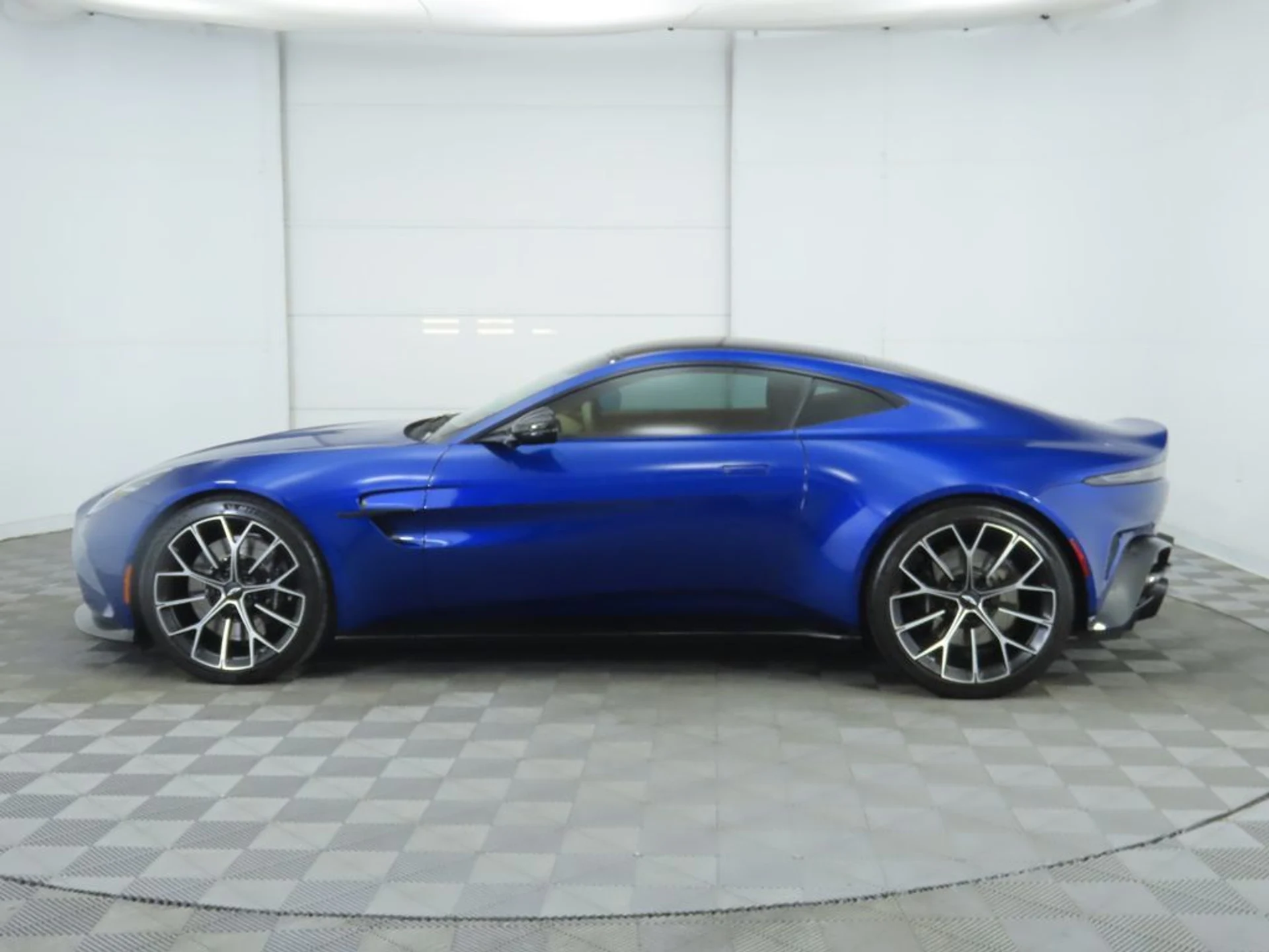 mph007_3398985578_used_2025_aston_martin_vantage_coupe_8119_22982466_8_1024_cc186c4c78
