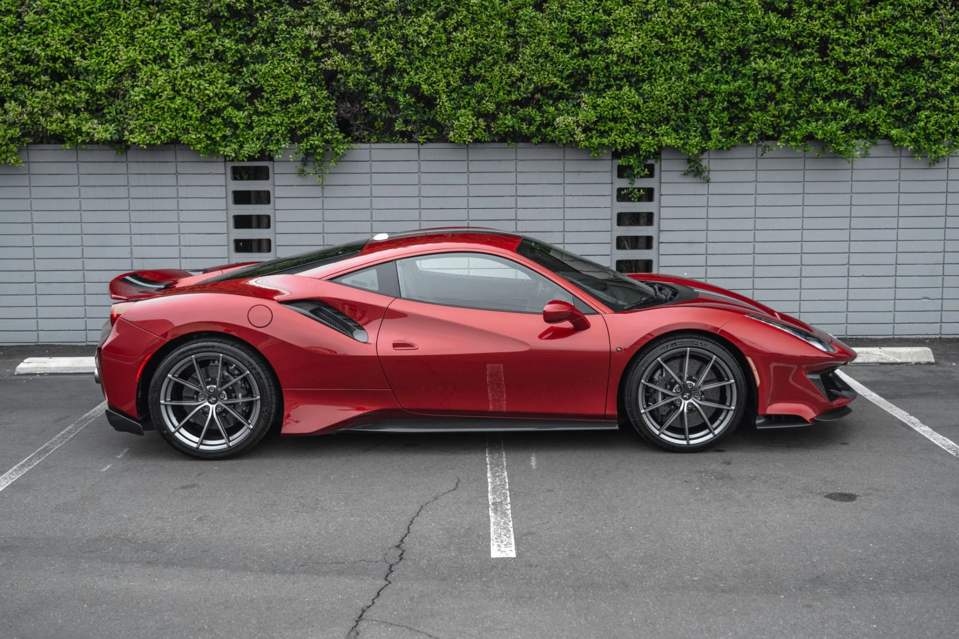 mph007_3402409440_Used_2019_Ferrari_488_Pista_1759877636_ffc13ae363