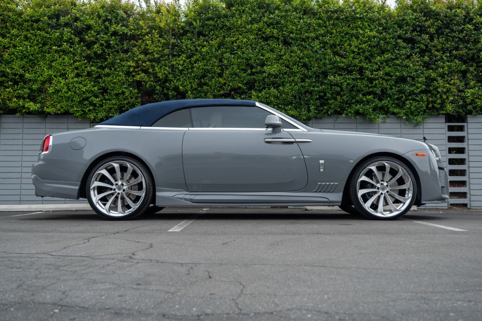 mph007_340640548_Used_2017_Rolls_Royce_Dawn_1759961826_04d9189a84