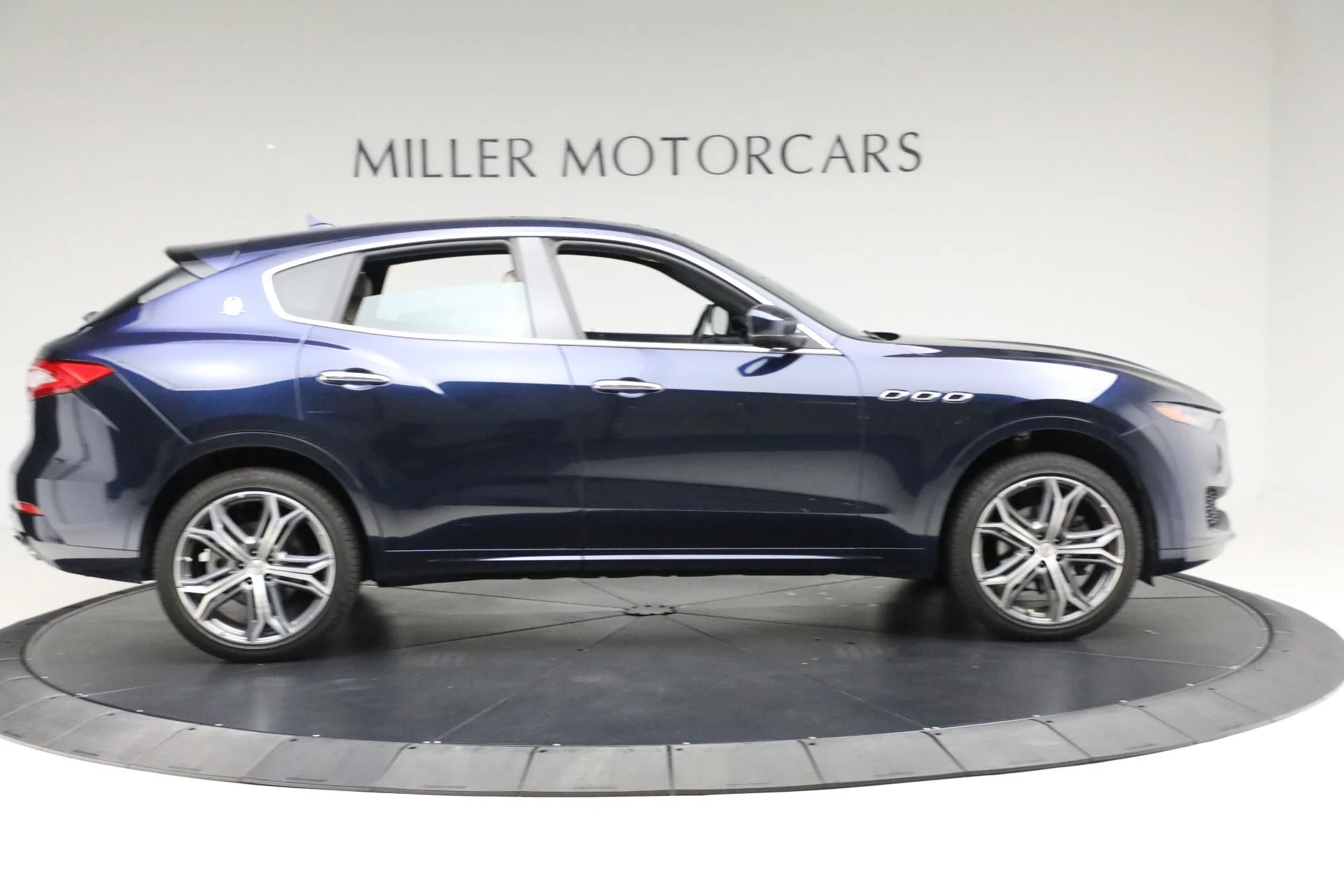 mph007_34124353_Used_2019_Maserati_Levante_1763071914_2ab4a8e352