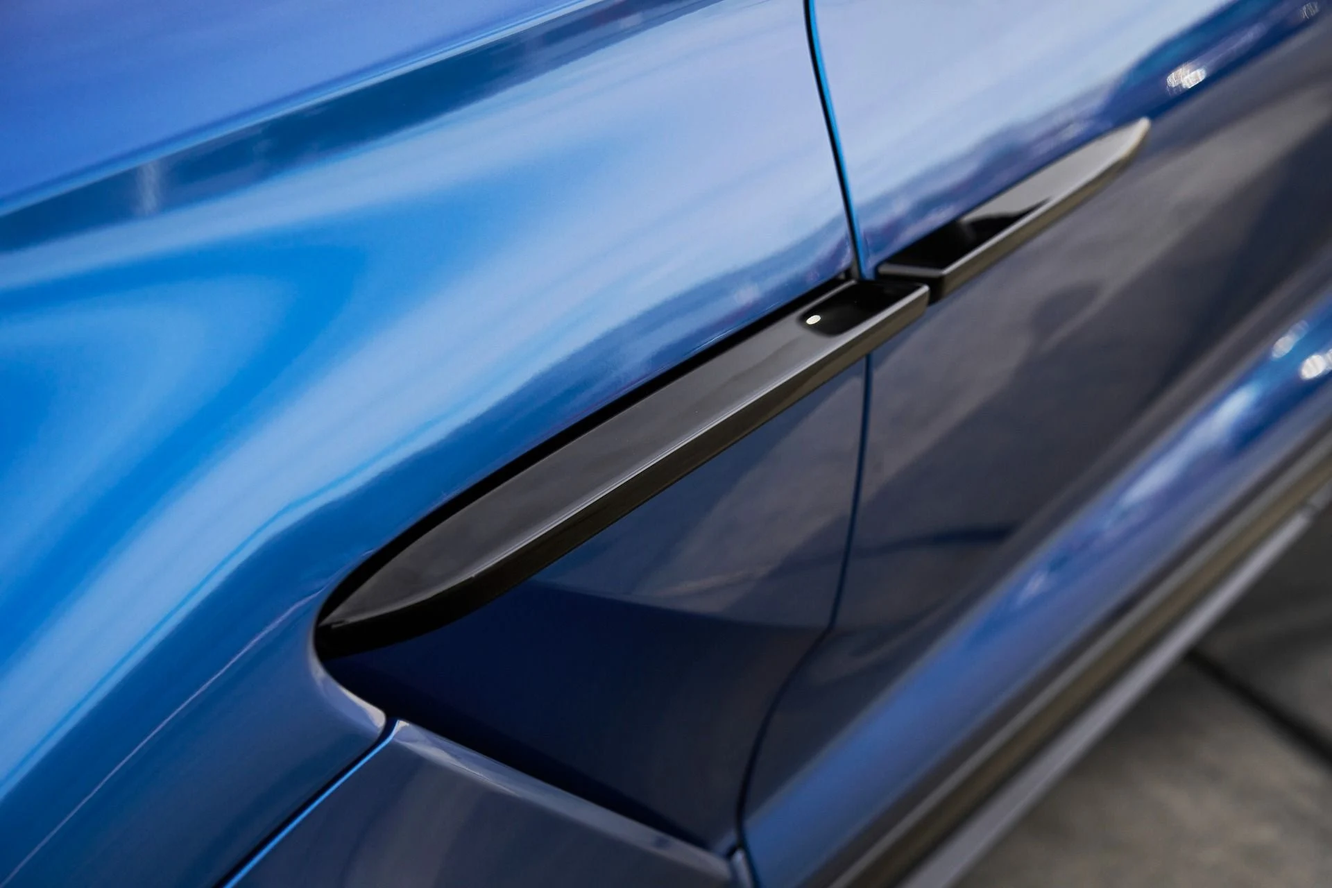 mph007_3414101428_Used_2023_Aston_Martin_DBX_707_1762900305_f1dbd1b2c1