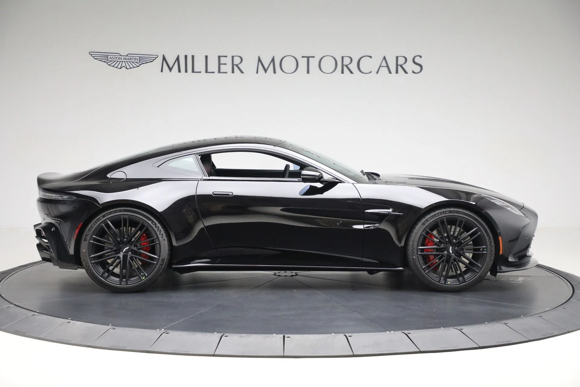 mph007_3442352969_New_2025_Aston_Martin_Vantage_aa9a238180