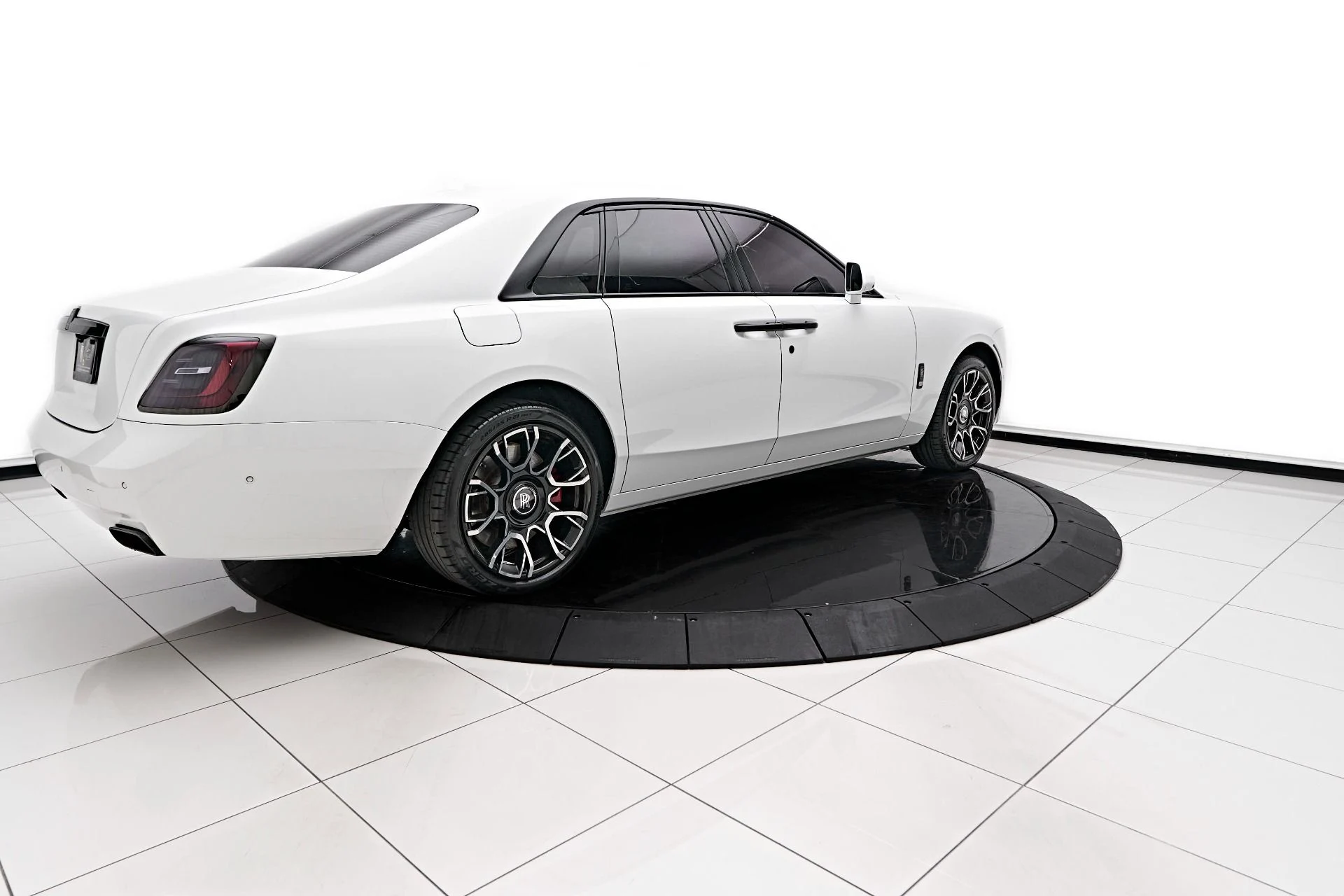 mph007_3500799961_Used_2022_Rolls_Royce_Ghost_Black_Badge_1717623621_a0e5e0bdec