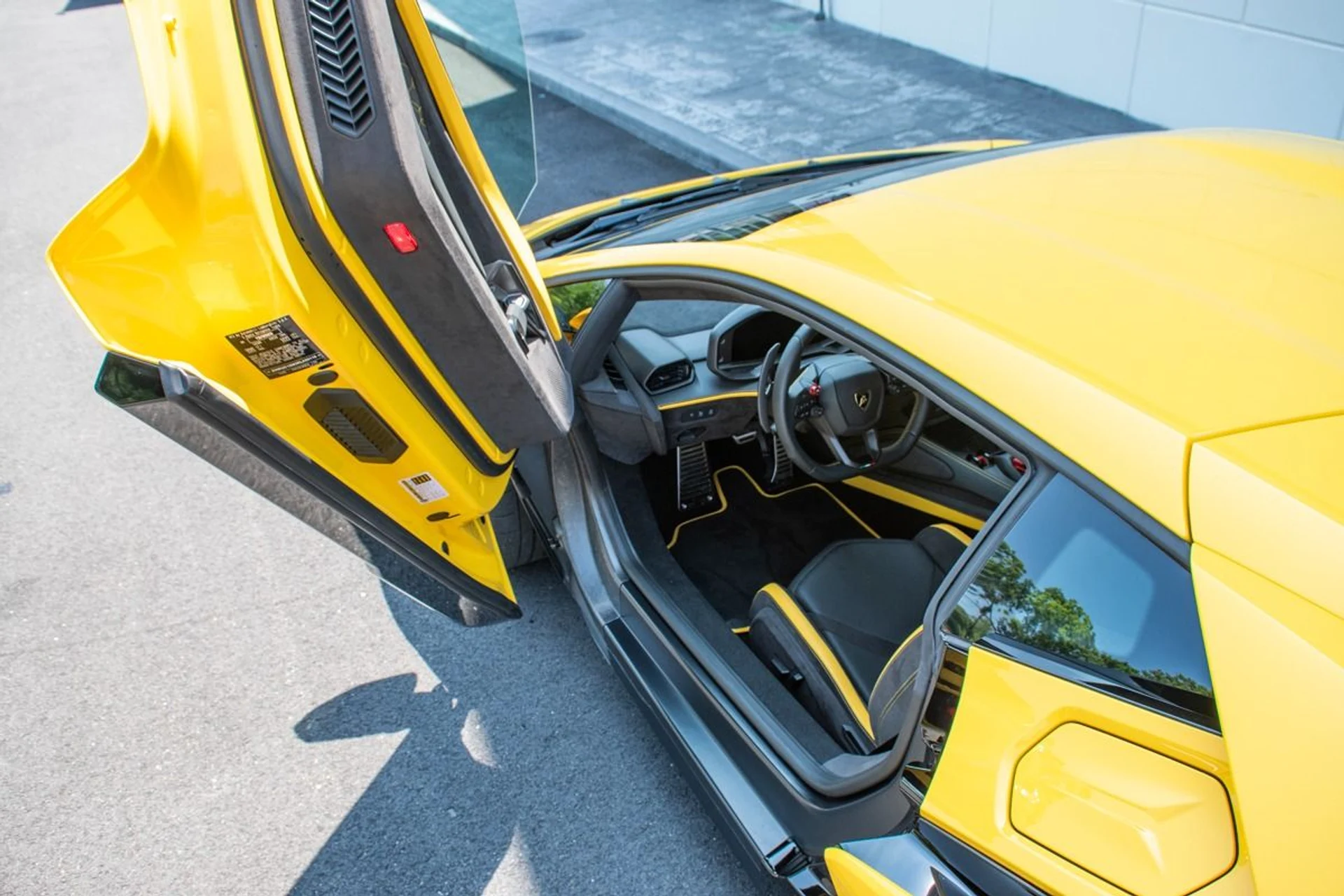mph007_3545629943_Used_2024_Lamborghini_Revuelto_1740383899_6afd9c204d