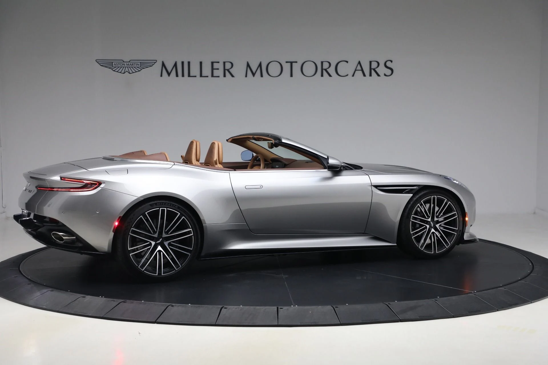 mph007_3571492112_Used_2024_Aston_Martin_DB_12_Volante_1792860584_cf8eda4911
