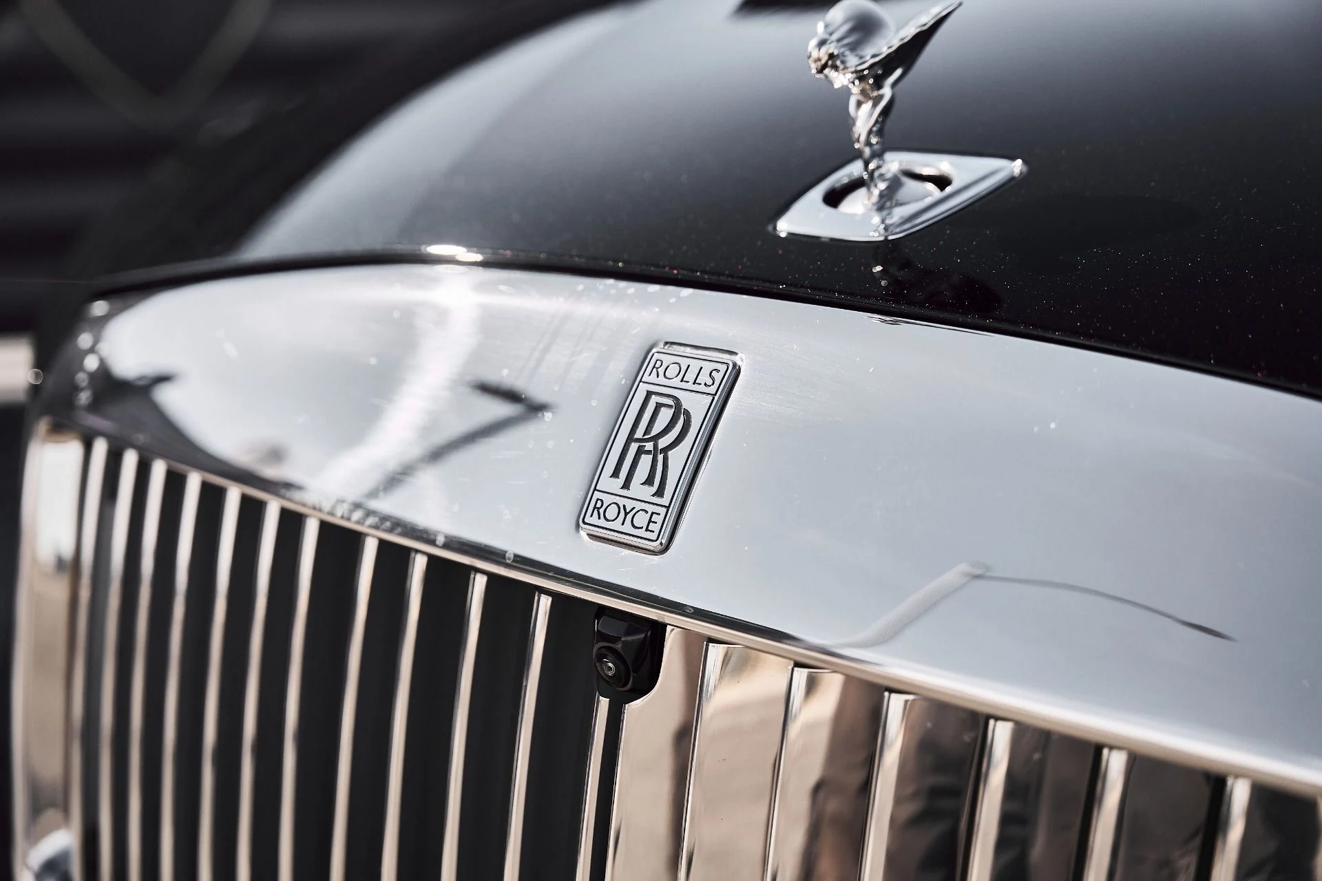 mph007_3587702222_Used_2025_Rolls_Royce_Spectre_Base_1775246479_91b70f9637