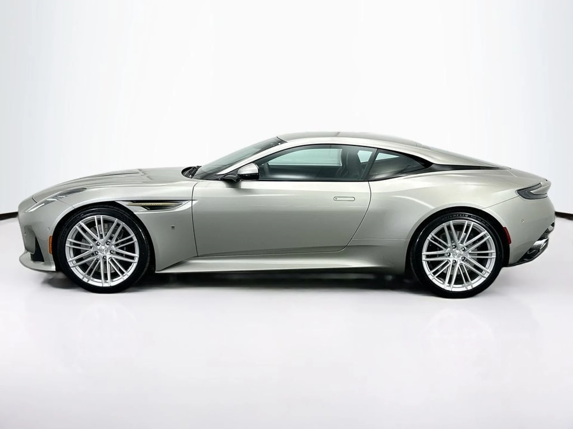 mph007_3589992706_used_2026_aston_martin_db12_coupe_8119_22986073_8_1024_2918dc4e41