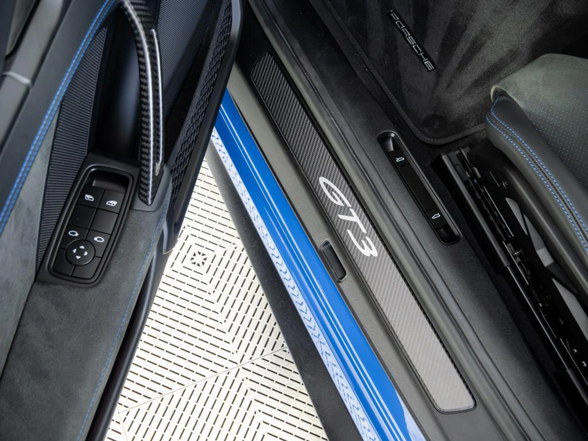 mph007_3593426687_YP_3lg_Eb_GU_Oz_W_Wi_Z_Rx_8_RXXMEYI_6172601e8f