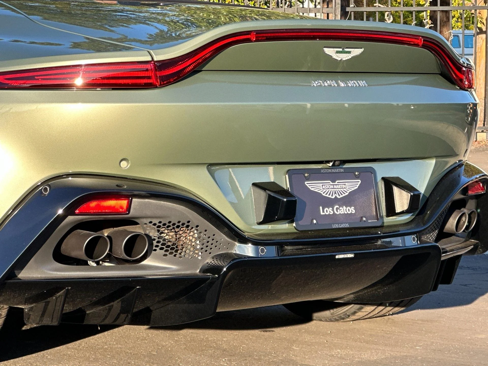 mph007_36074203_Used_2021_Aston_Martin_Vantage_1764949773_ec8963700a