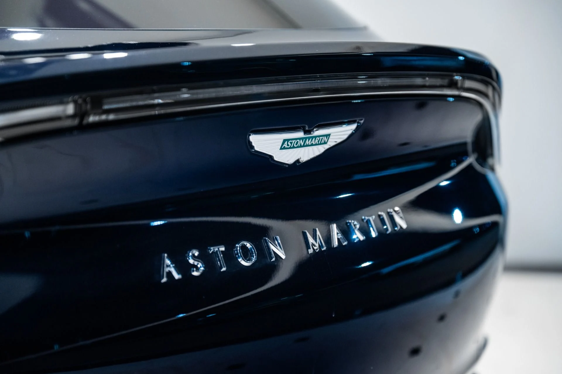 mph007_3647898644_New_2026_Aston_Martin_DBX_707_1765214112_5e7a0a48a7
