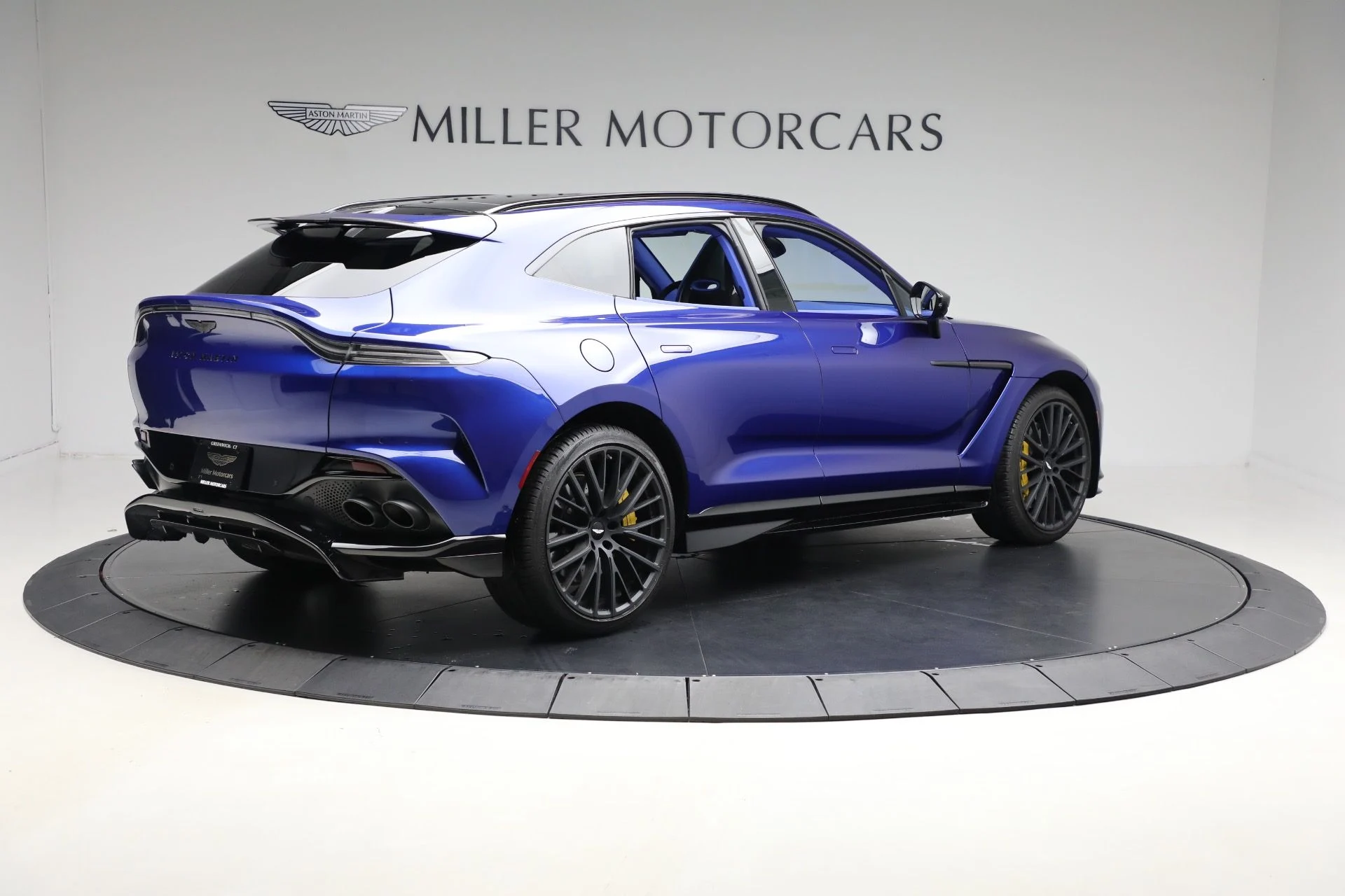 mph007_3675379190_Used_2024_Aston_Martin_DBX_707_1761409470_bf3c389408