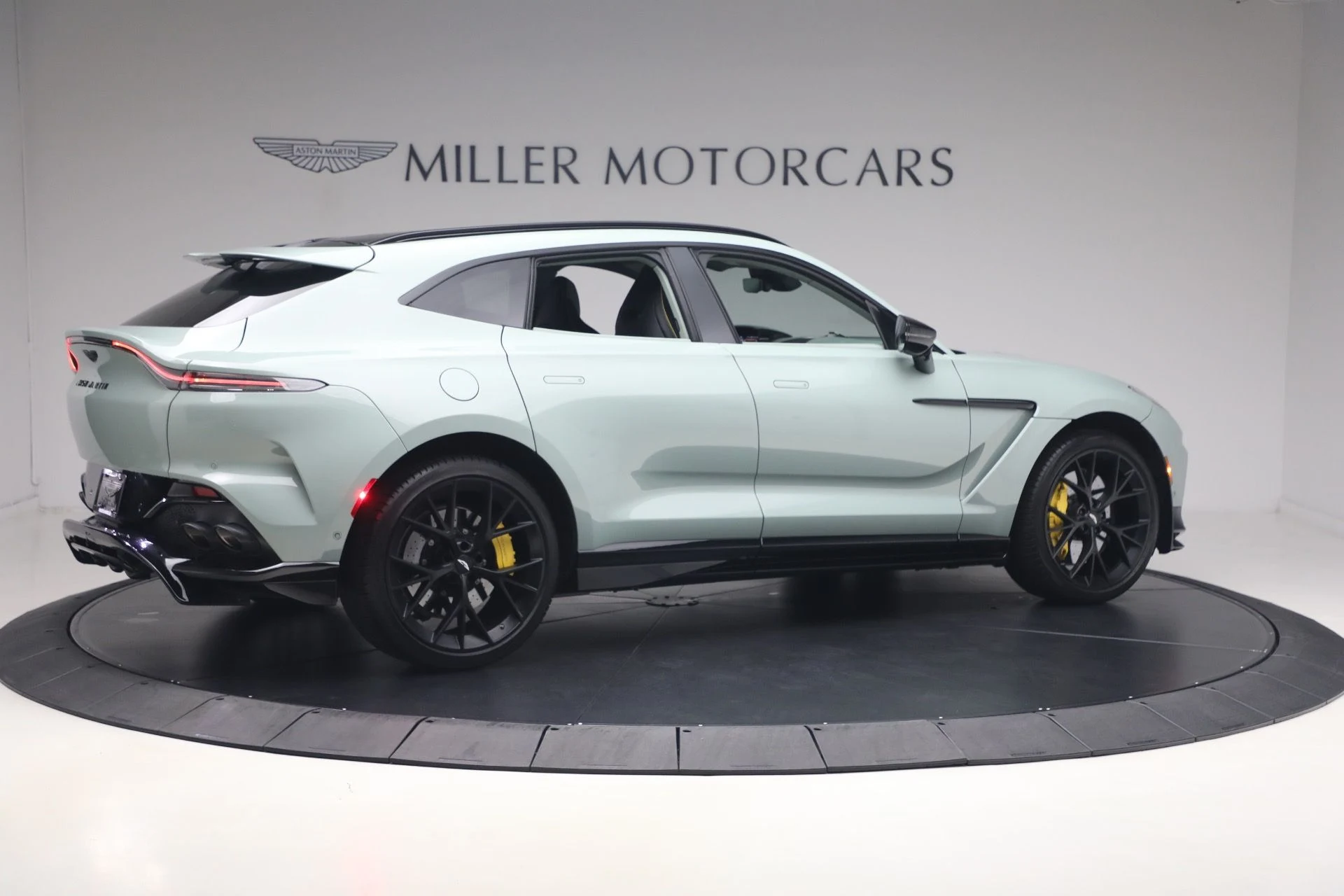 mph007_3732230415_Used_2025_Aston_Martin_DBX_707_1782571062_ba808907aa