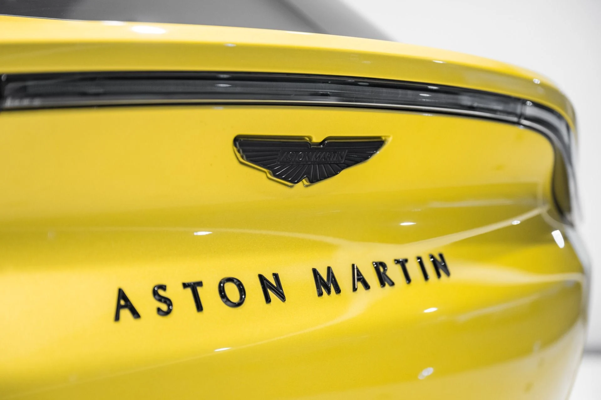 mph007_3750740447_Used_2025_Aston_Martin_DBX_707_1768580926_a0fb144edf