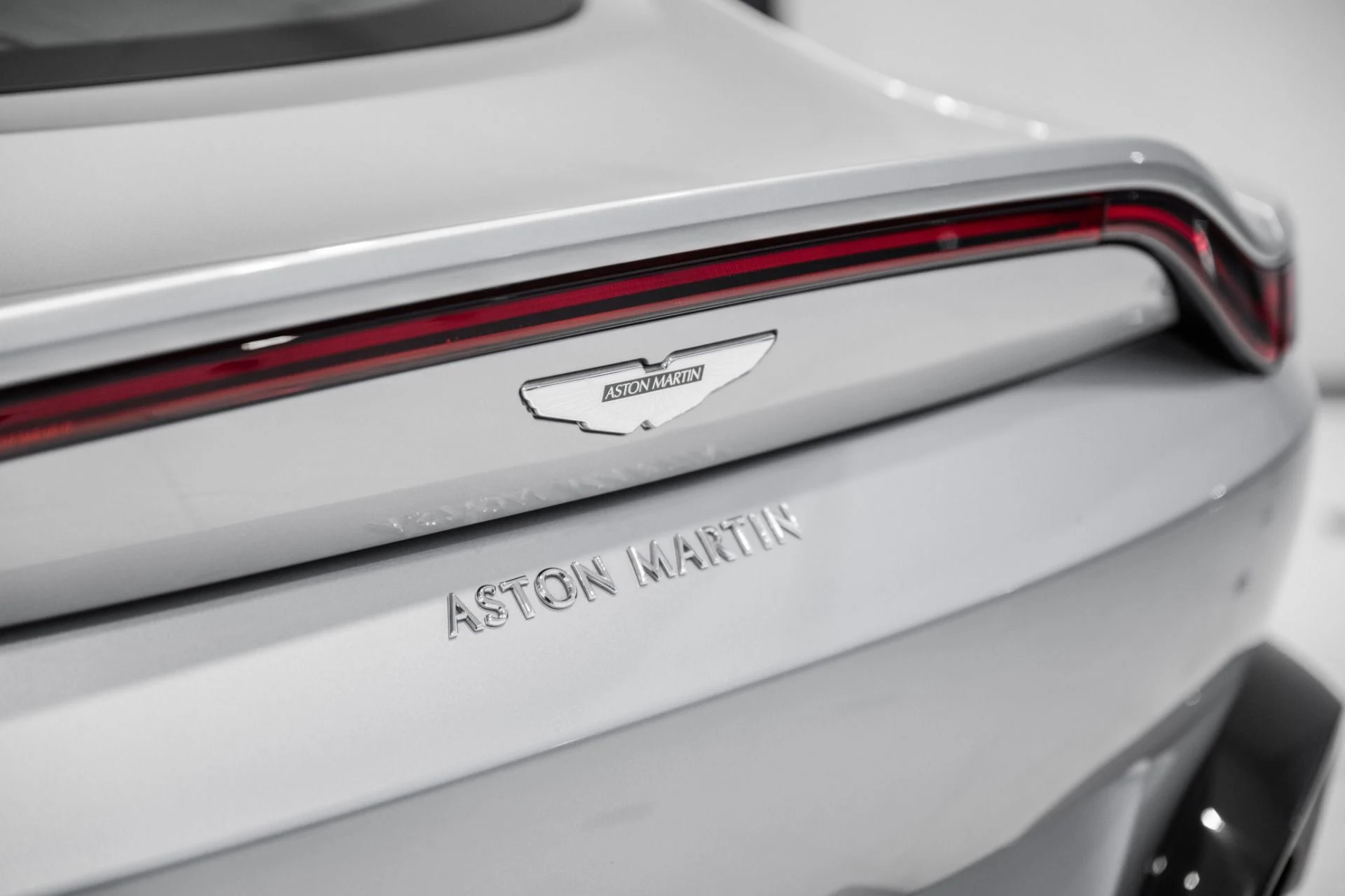 mph007_3765511418_Used_2019_Aston_Martin_Vantage_1779799907_a4e95ac3a2