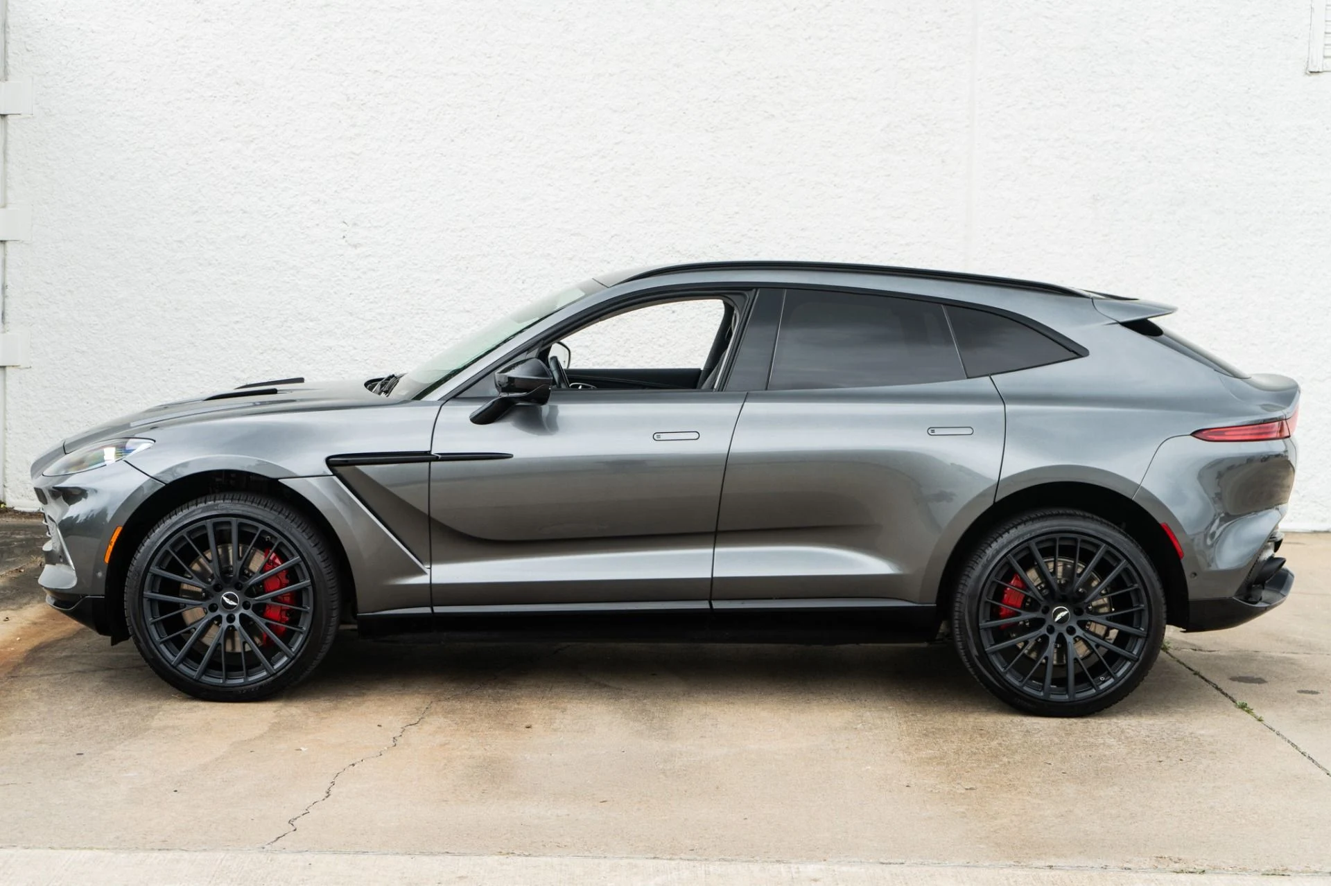 mph007_3770421589_Used_2021_Aston_Martin_DBX_1777485060_efab13c60b