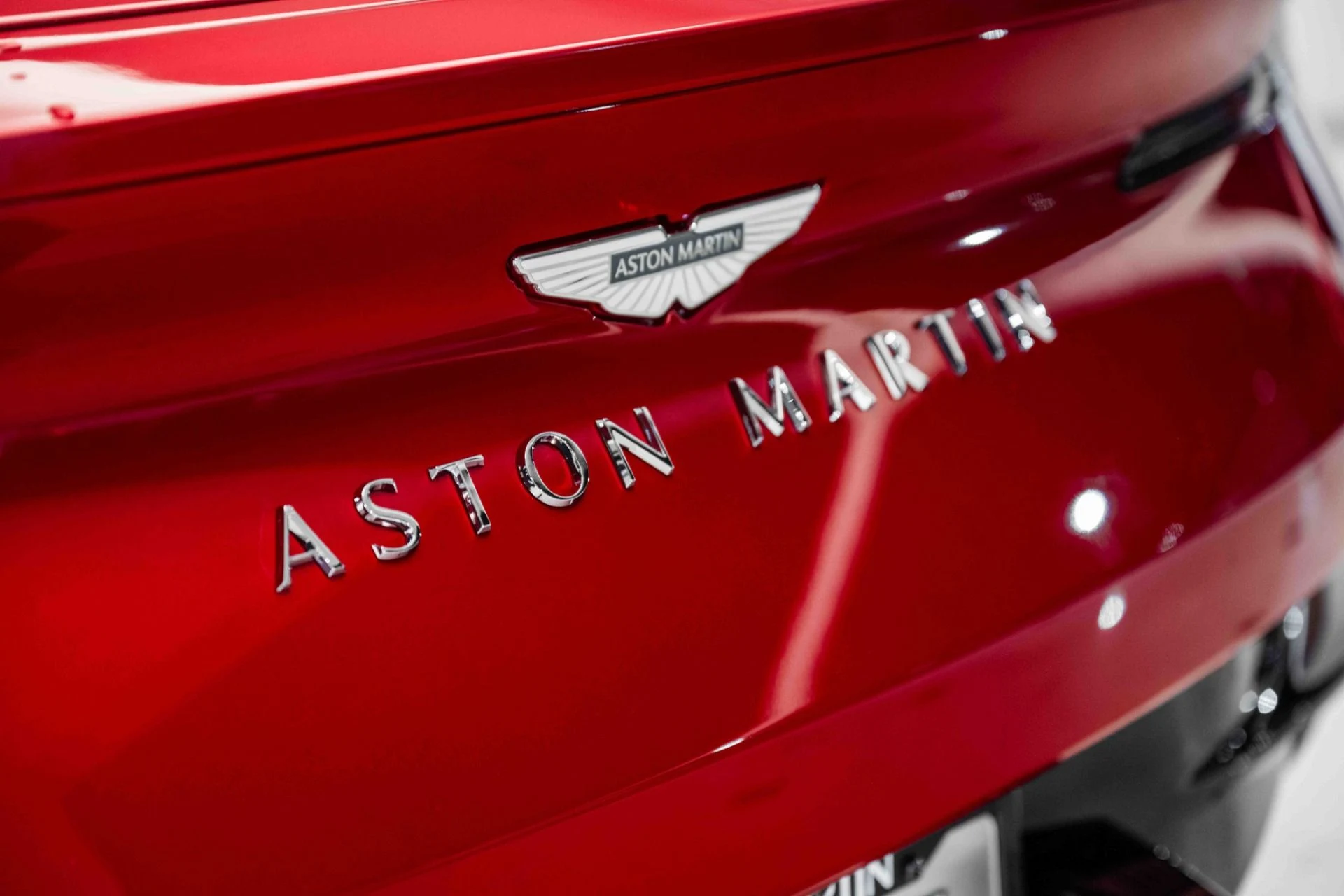 mph007_3836215556_Used_2025_Aston_Martin_DB_12_Volante_1727880982_1db9559bcd