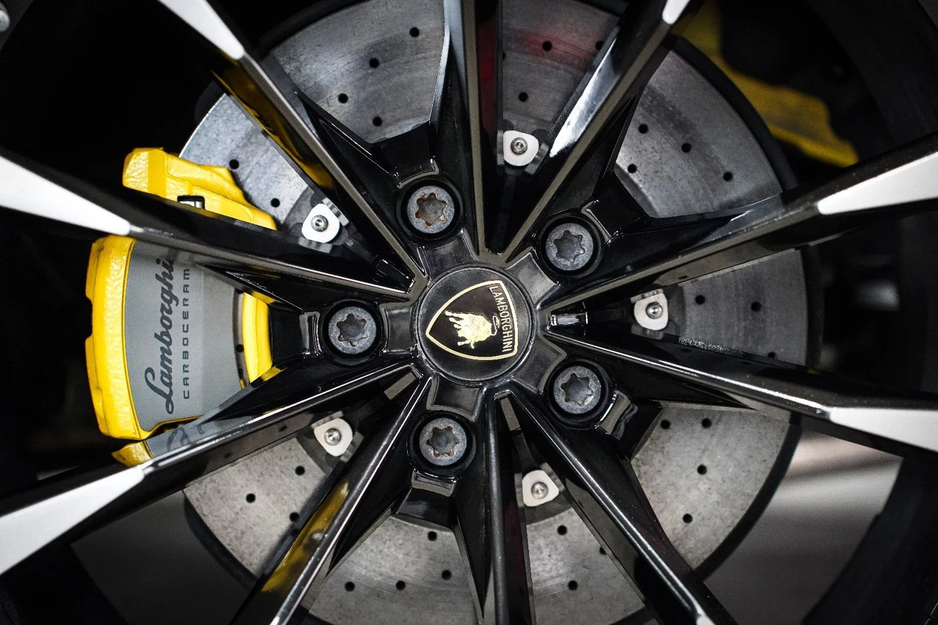 mph007_3870249166_37414663_07524_2020_lamborghini_urus_008_adeb2ee381