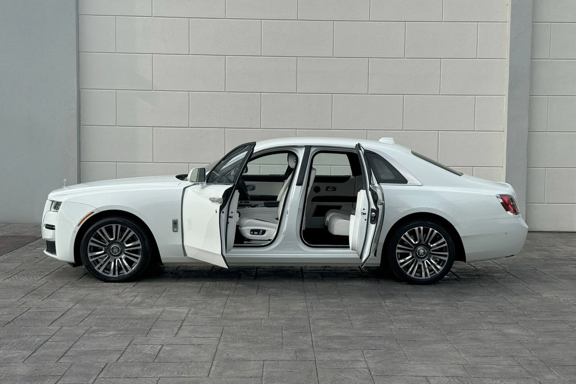 mph007_3880705992_Used_2022_Rolls_Royce_Ghost_1751312167_bb13f7d4bd