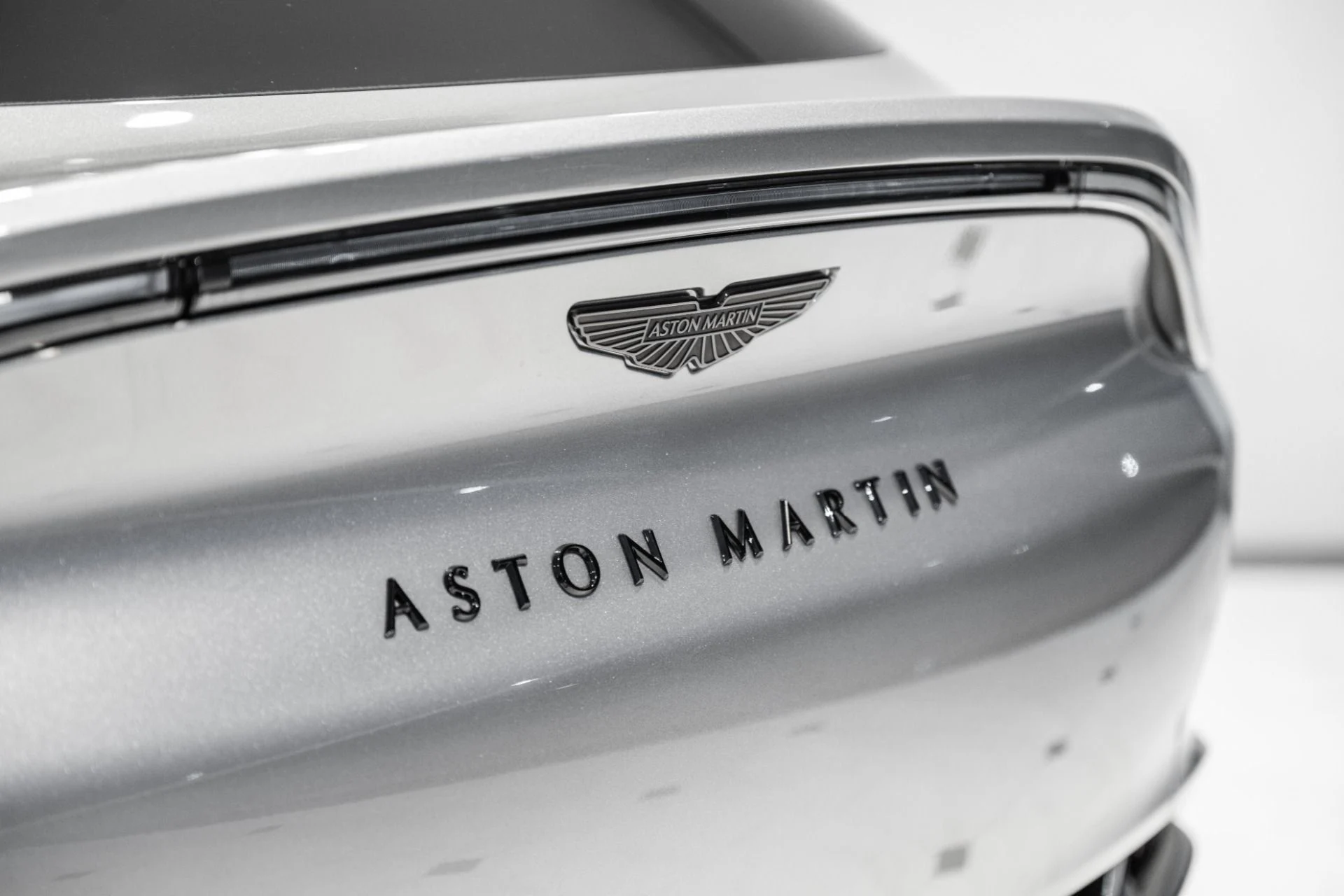 mph007_3882993132_New_2026_Aston_Martin_DBX_707_1786372165_5d831473dd