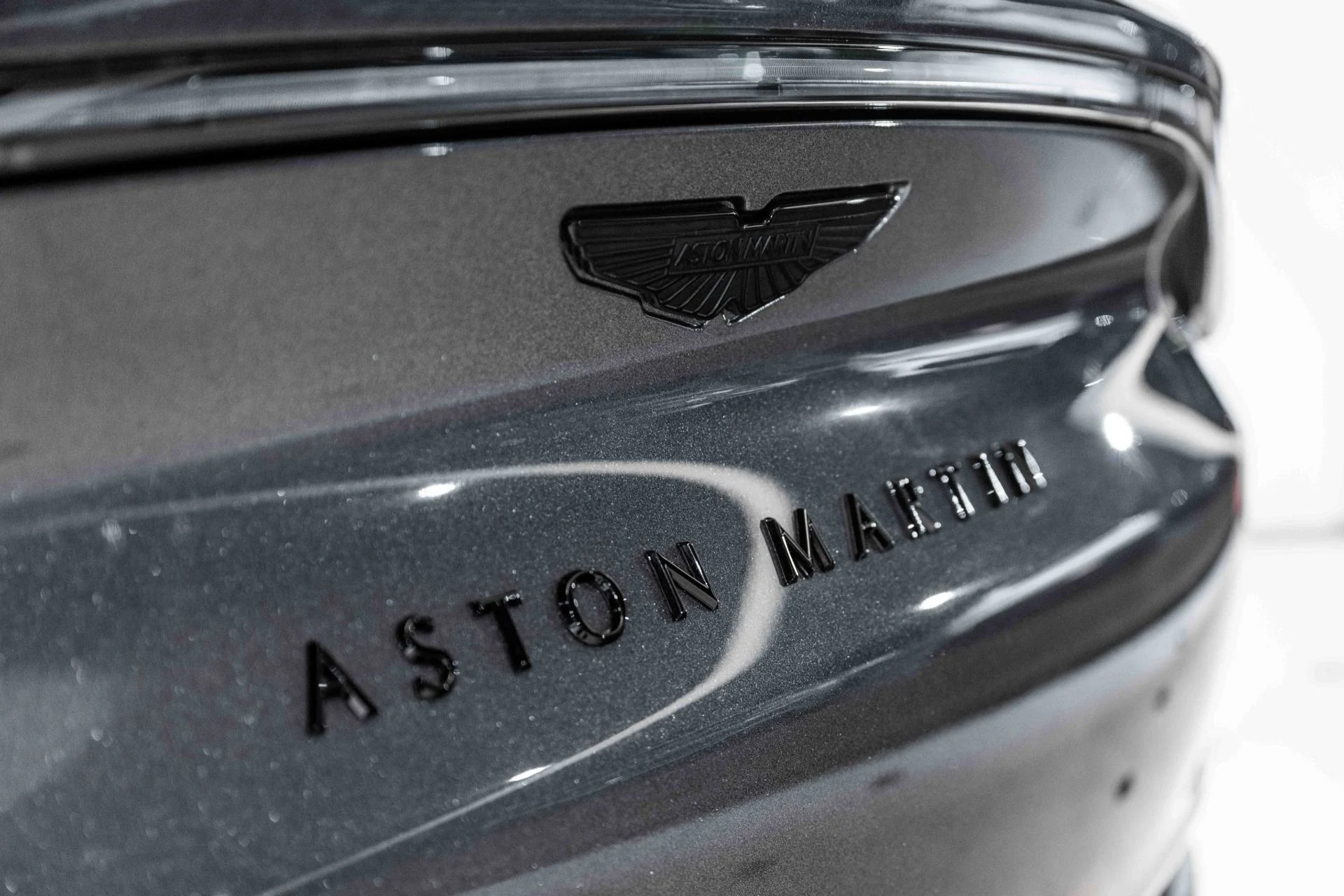 mph007_3888346227_Used_2025_Aston_Martin_DBX_707_1754709382_530516d717