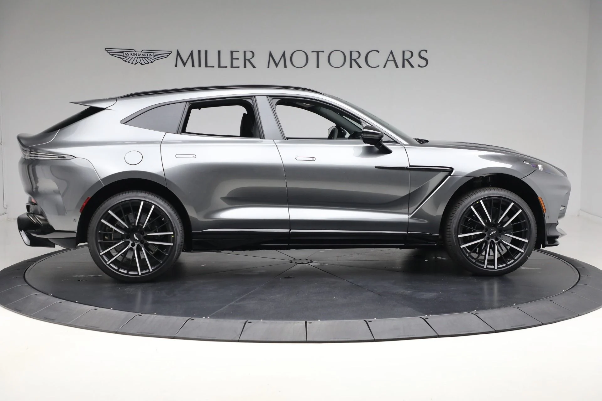 mph007_3972258374_New_2025_Aston_Martin_DBX_707_fb52fd237d