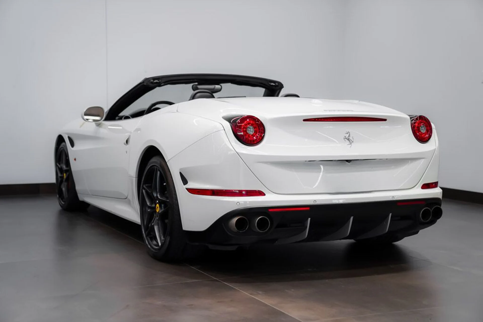 mph007_3974882625_ferrari_california_2015_jpg_v_1773863537_6227a56d0f