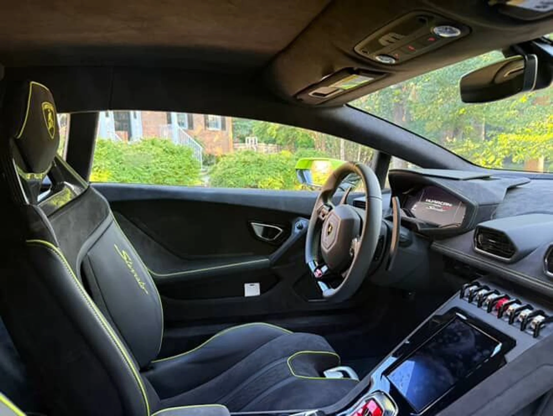 mph007_4089048681_Used_2024_Lamborghini_Huracan_Sterrato_1759167643_3d491fd91f
