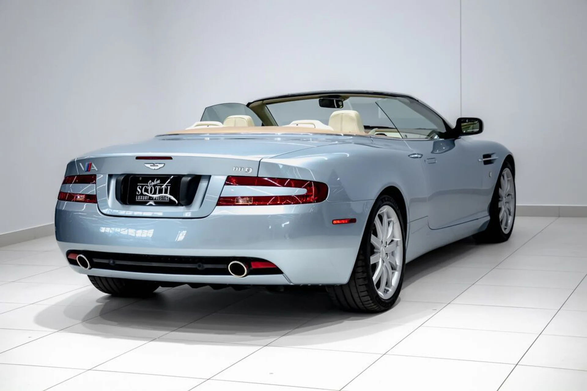 mph007_4098834897_aston_martin_db9_2005_jpg_v_1754355020_ff571431ac