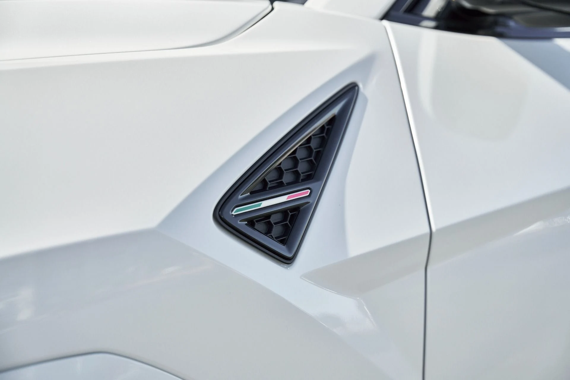 mph007_4182045488_Used_2024_Lamborghini_Urus_S_1769733207_1654b15213