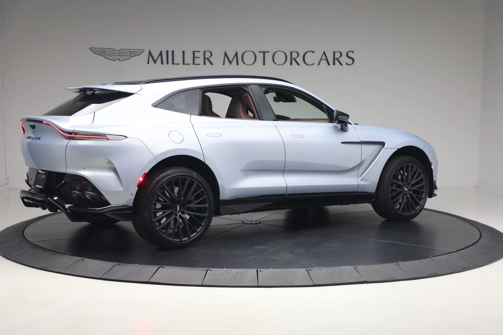 mph007_4186175341_Used_2026_Aston_Martin_DBX_707_1780931411_ebe845affb