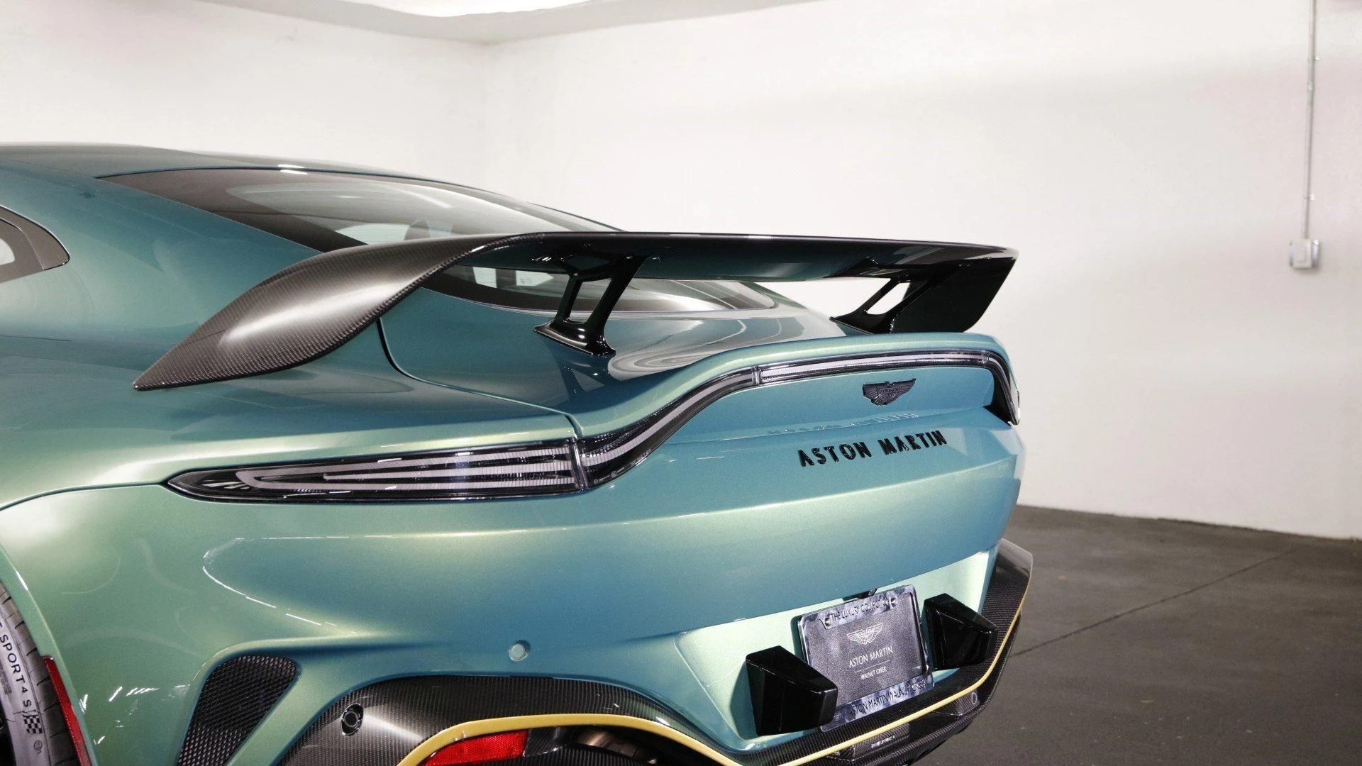 mph007_4192126261_Used_2023_Aston_Martin_Vantage_1703768584_6508fc075d
