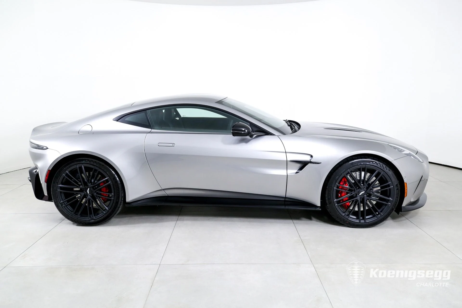 mph007_4207880071_Used_2025_Aston_Martin_Vantage_1760978372_68d46fef95