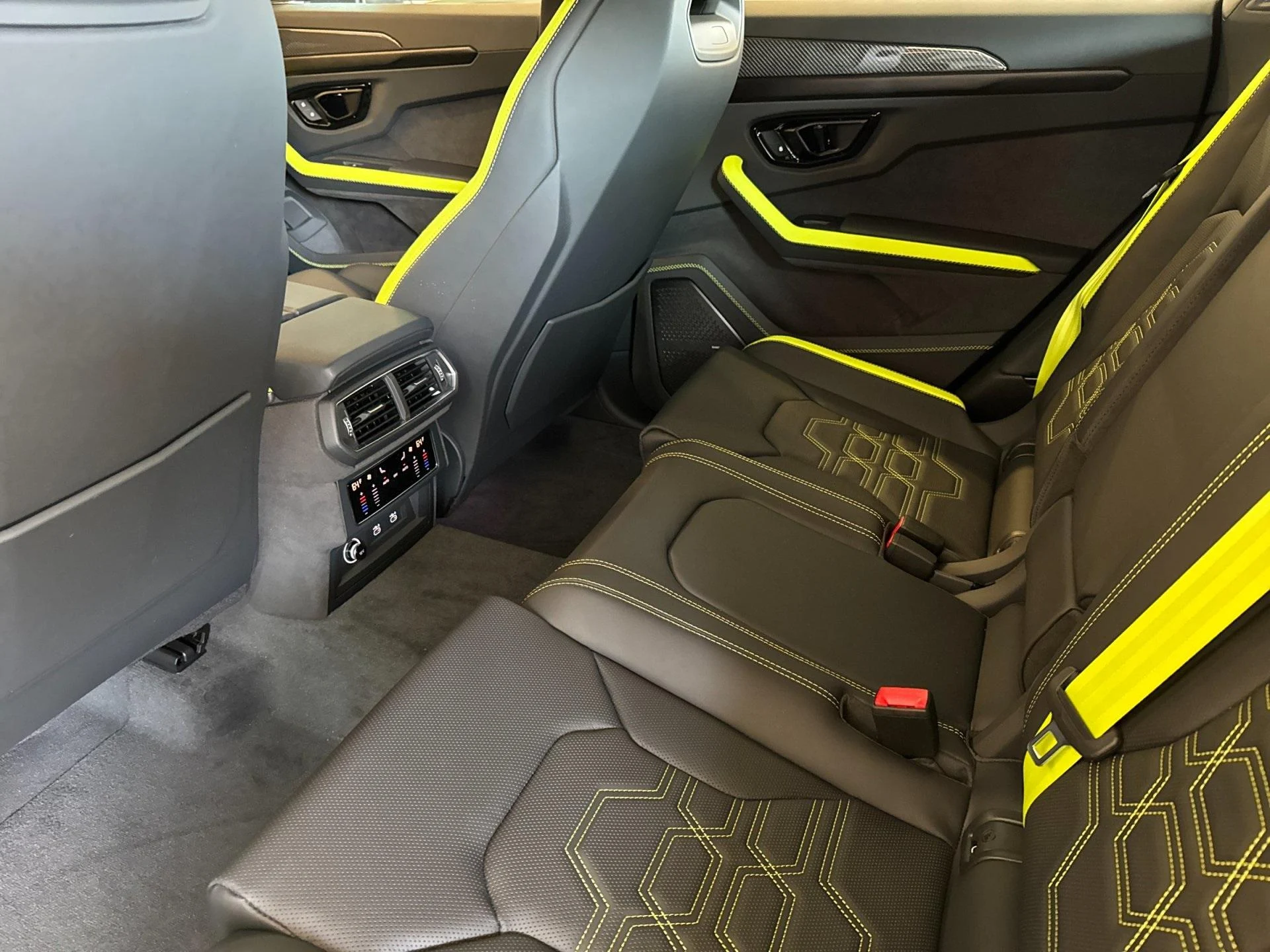 mph007_4236093952_New_2025_Lamborghini_Urus_SE_1755094444_2ab0de7b6e