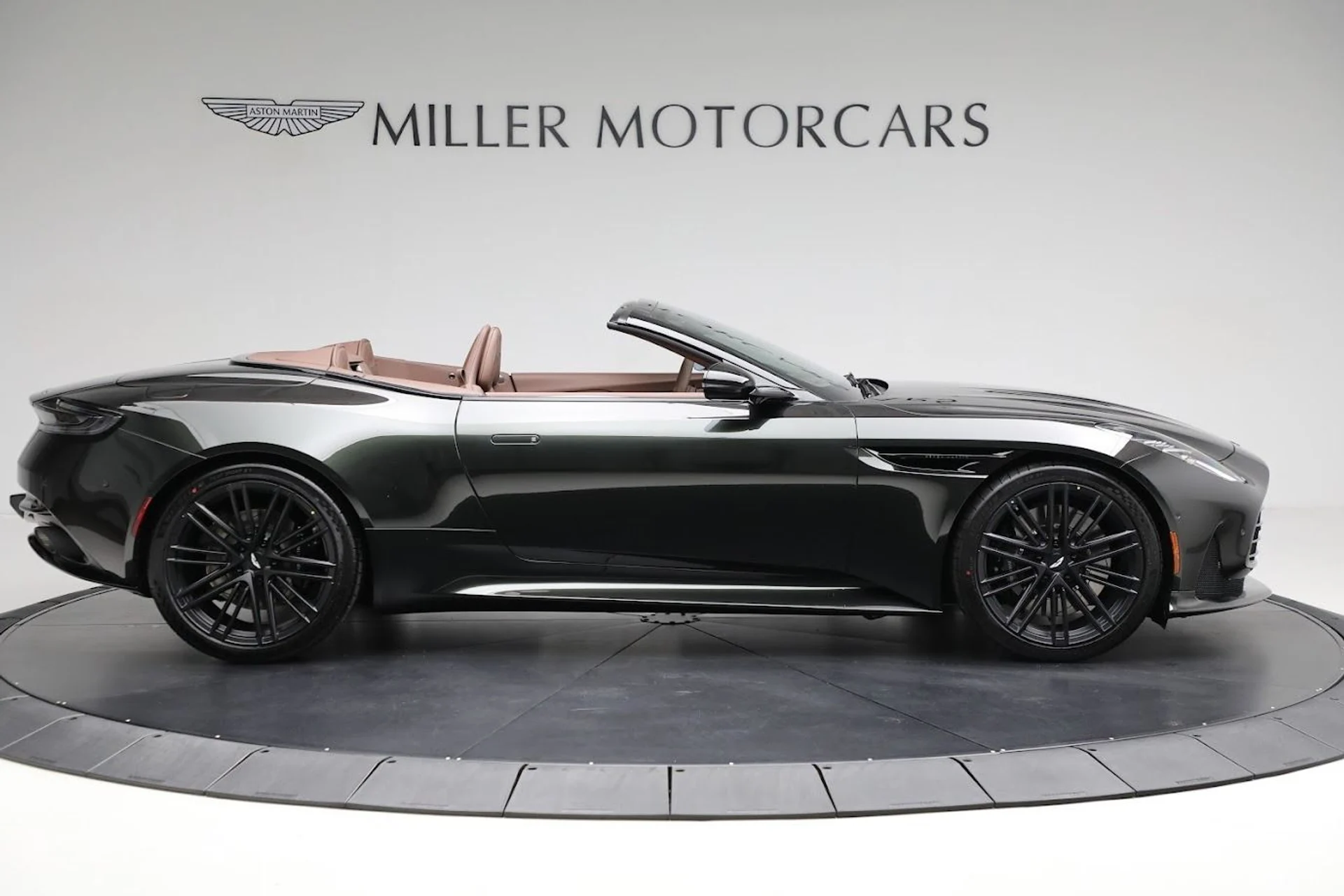 mph007_4270408454_Used_2024_Aston_Martin_DB_12_Volante_e461502b1d