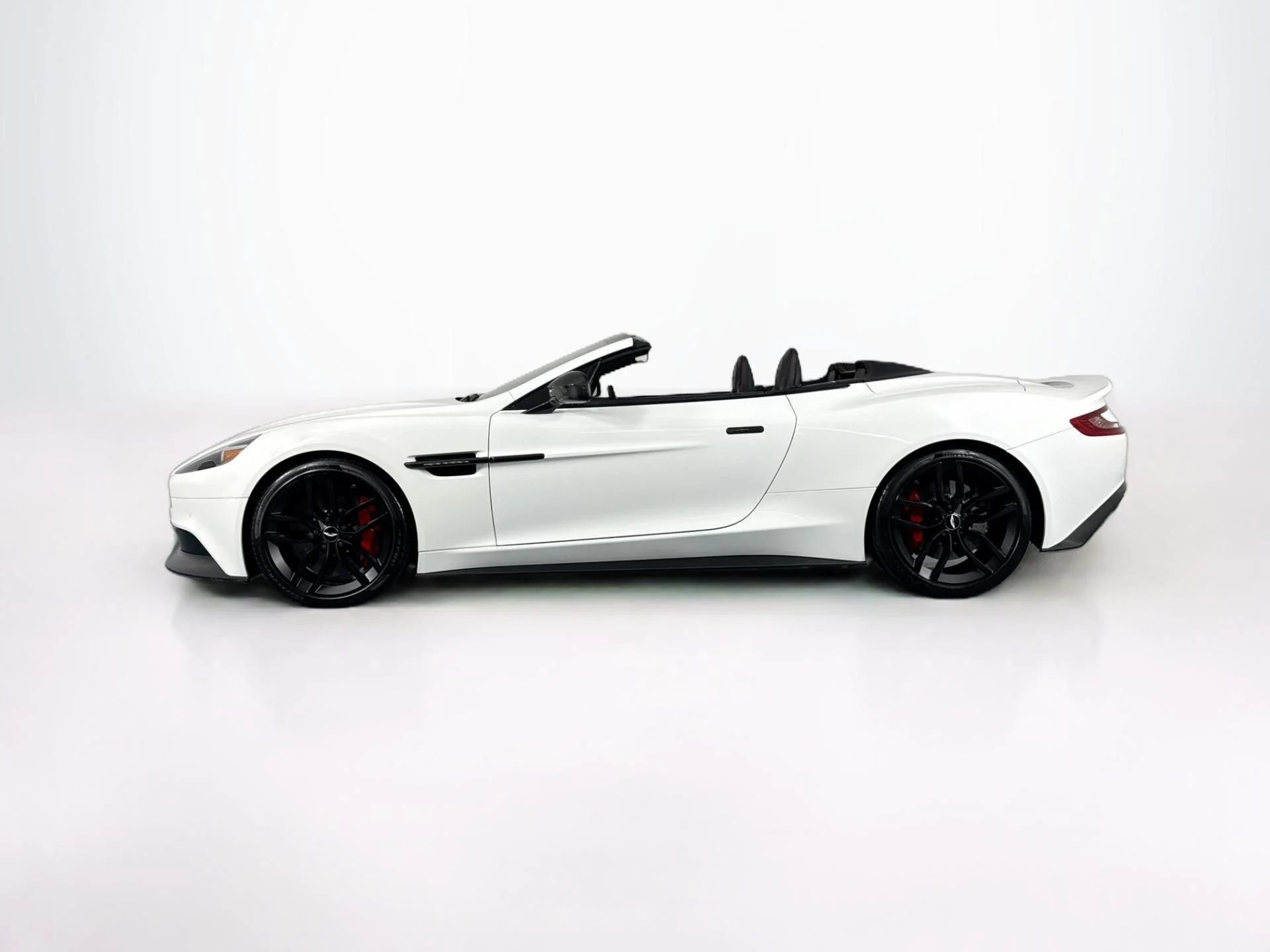 mph007_4277902246_Used_2015_Aston_Martin_Vanquish_Volante_1782334079_0115f130f0