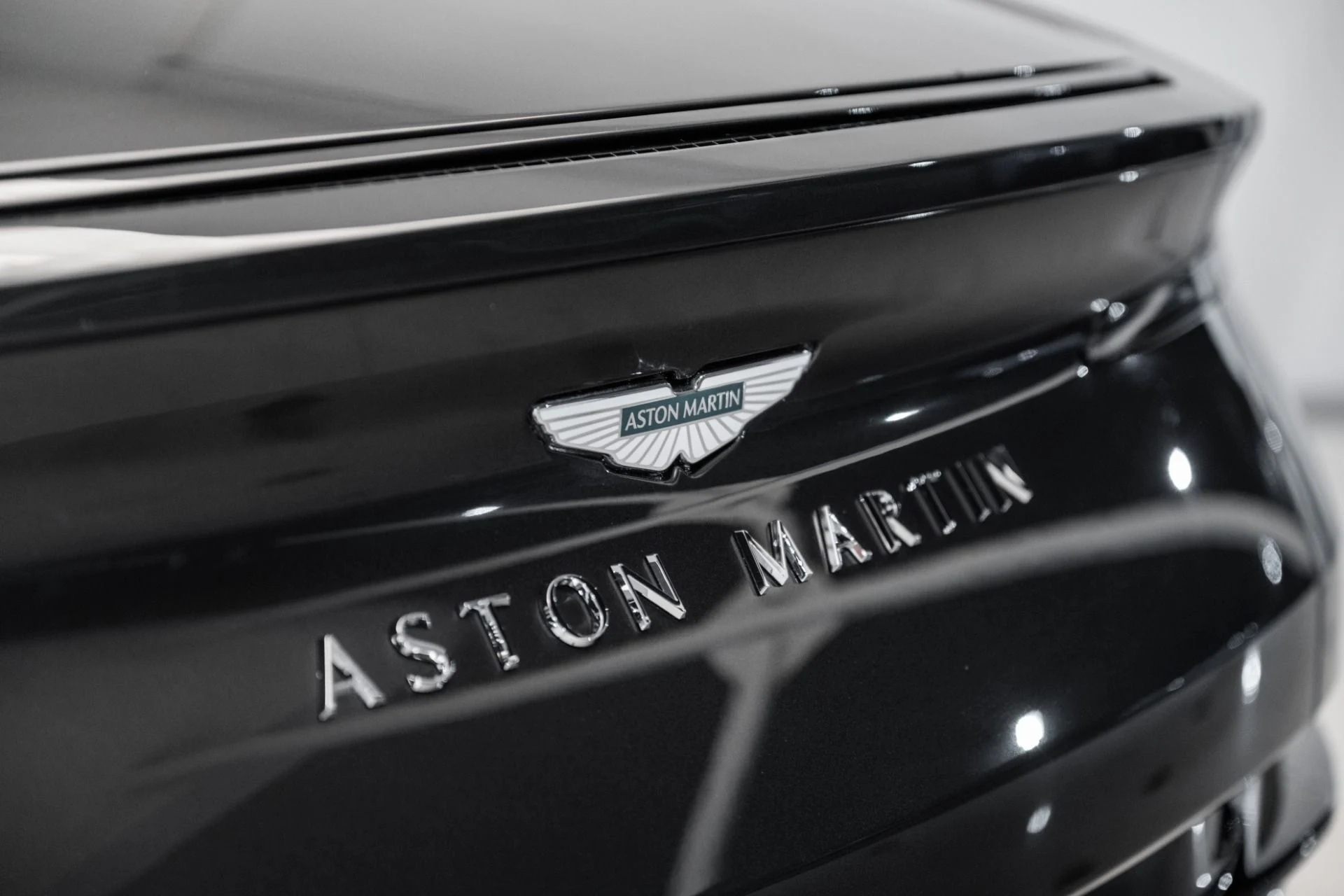 mph007_4277970040_Used_2025_Aston_Martin_DB_12_Coupe_1742566094_f08737a1b9