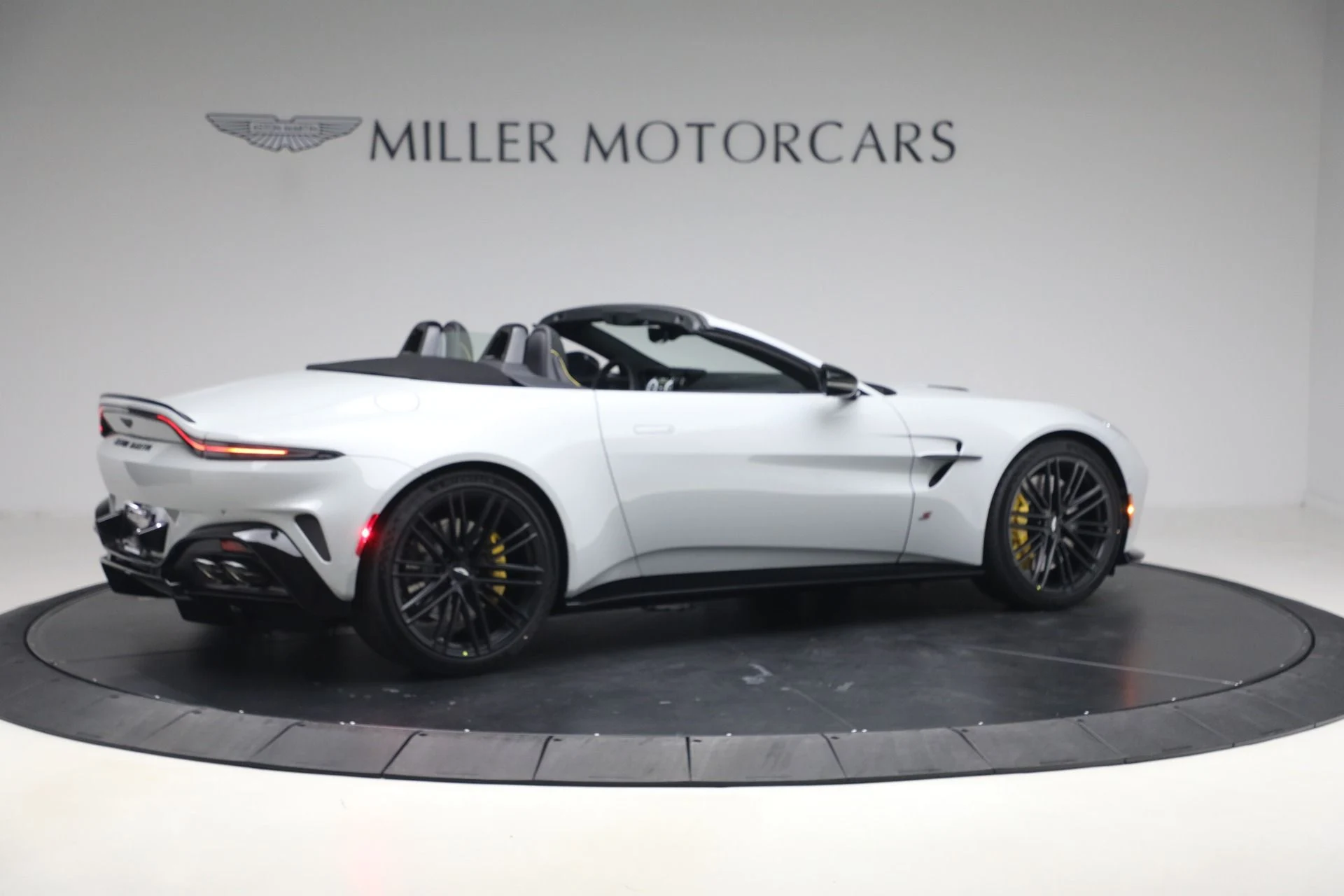 mph007_448622796_New_2026_Aston_Martin_Vantage_S_Roadster_1776800186_6ae1d4b8b6