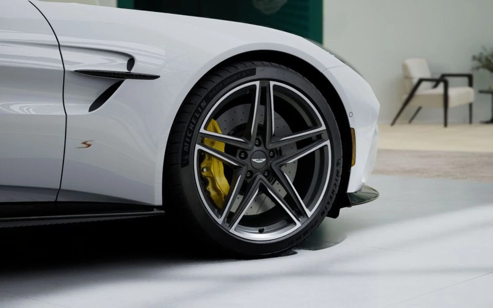 mph007_455584920_New_2027_Aston_Martin_Vantage_S_Roadster_In_Transit_d9a13b2030