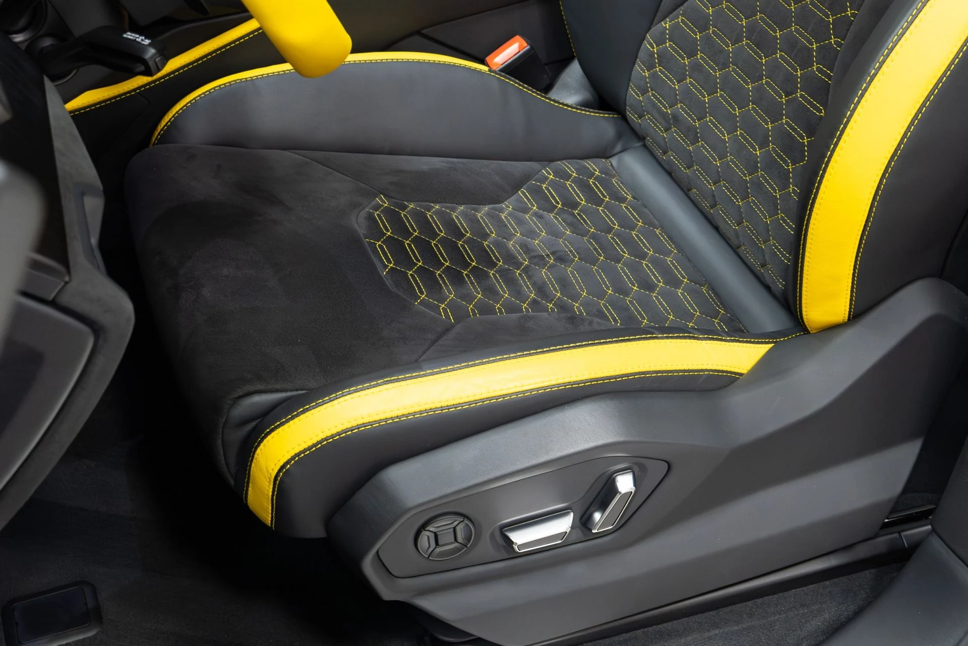 mph007_507831558_Used_2022_Lamborghini_Urus_Graphite_Capsule_1775757245_98ba2a9e3e