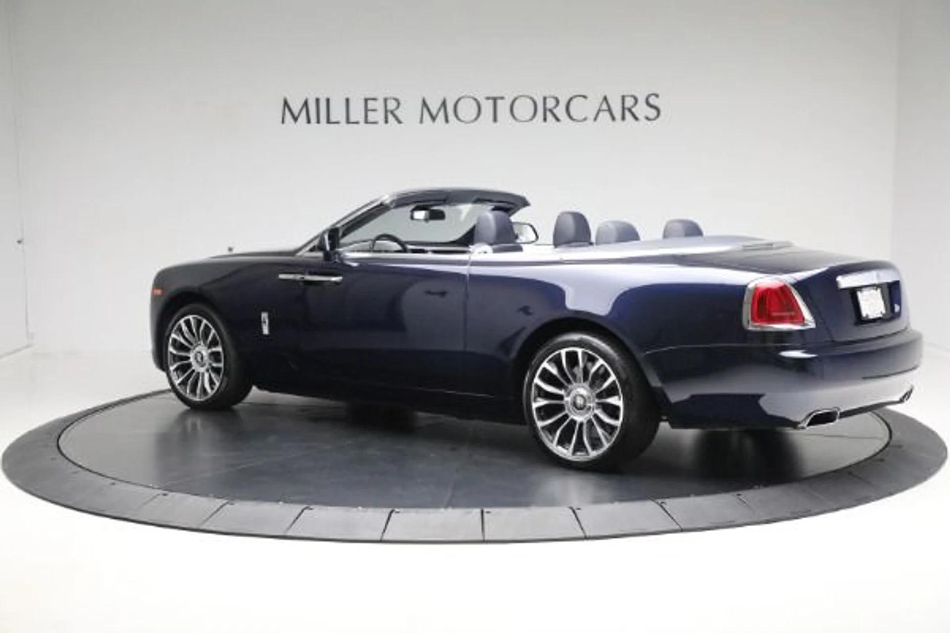 mph007_519339984_Used_2018_Rolls_Royce_Dawn_76d9f92351