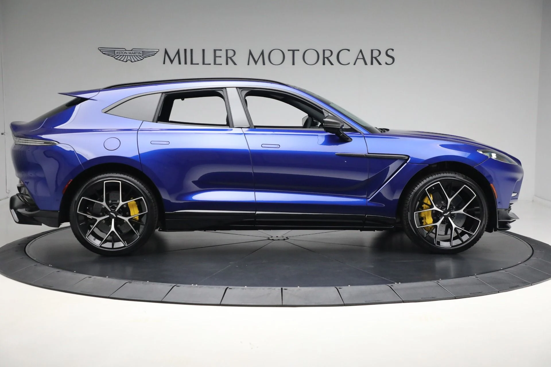 mph007_577523511_New_2025_Aston_Martin_DBX_707_707_3444c87dbd