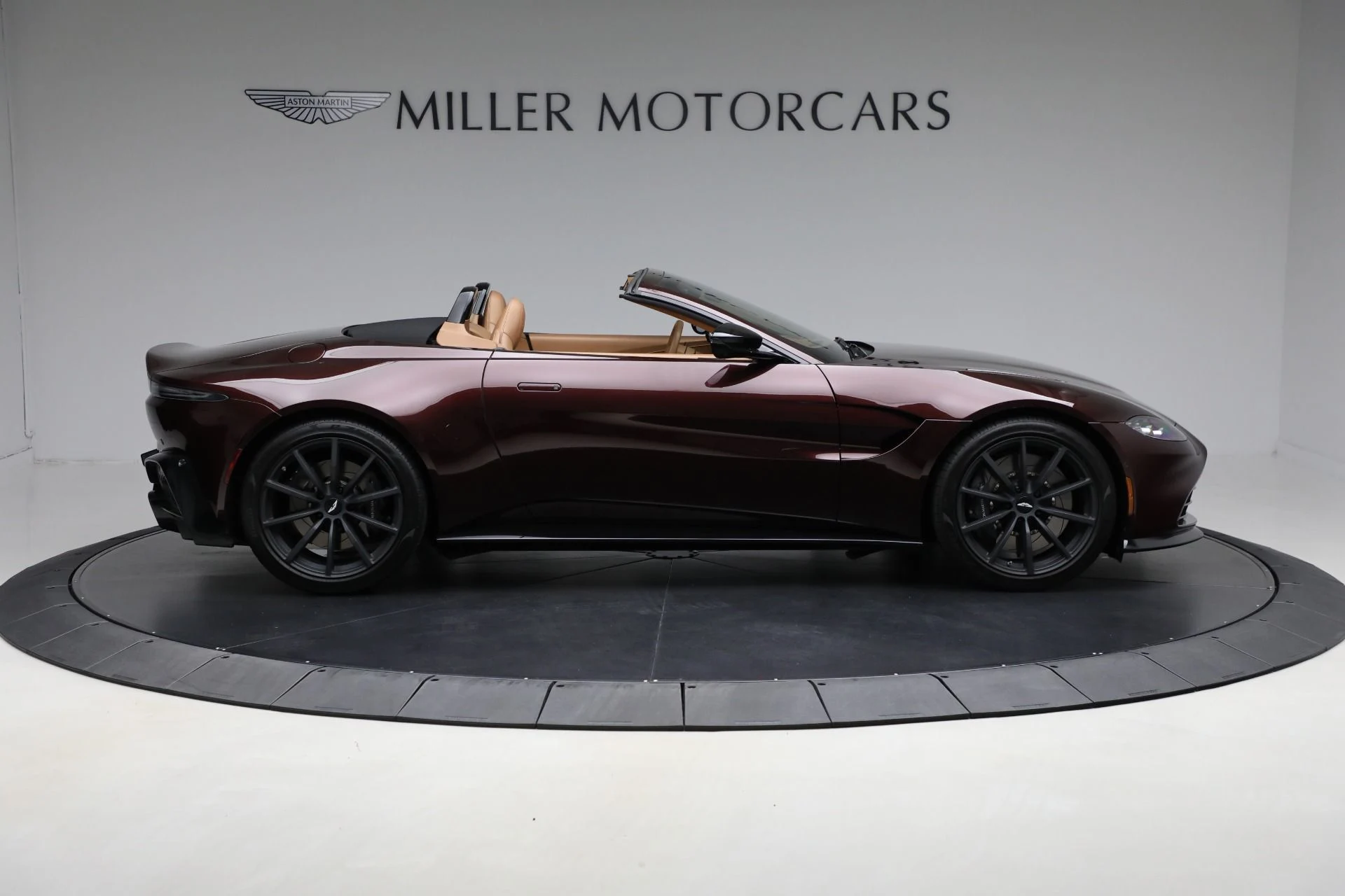 mph007_579248086_Used_2022_Aston_Martin_Vantage_c8f99a8a3d