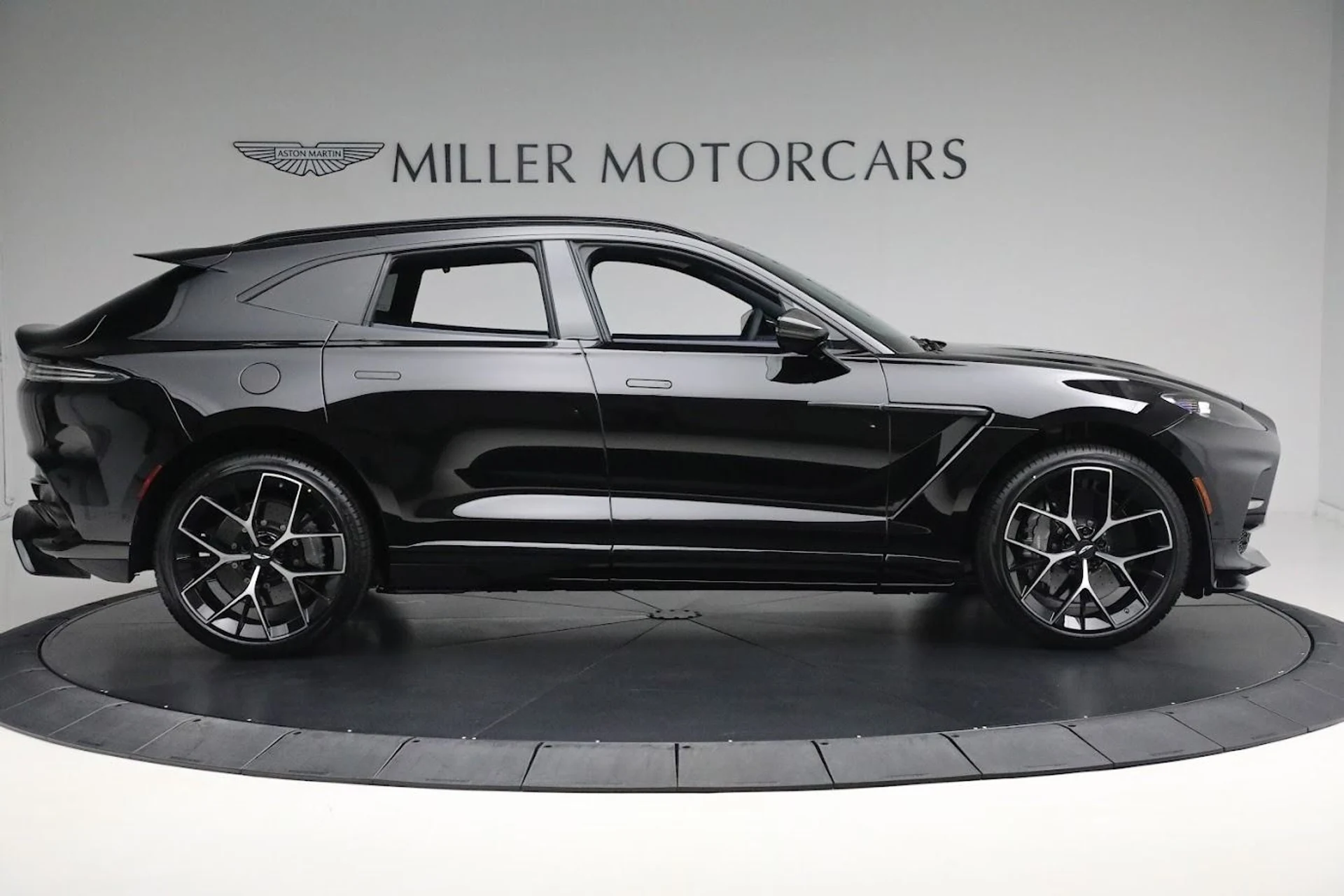 mph007_57960986_New_2025_Aston_Martin_DBX_707_7c0bdb7685