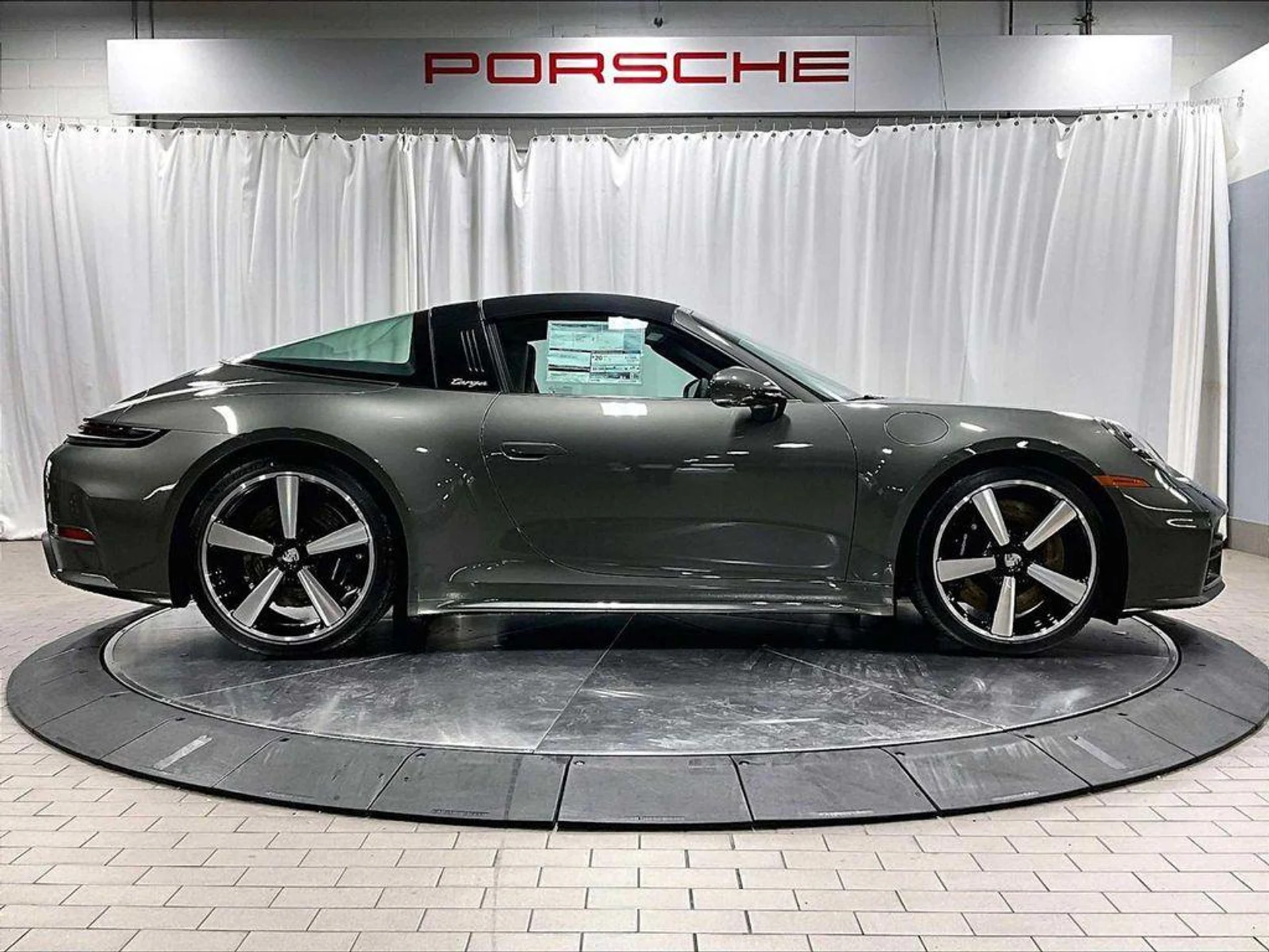 mph007_604453735_cmc_Xza_R_Mz_Ma_VH_6zdq_T44_F709_Bg_67fc415460