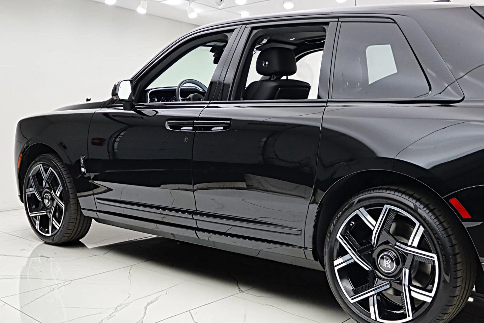 mph007_608398125_New_2027_Rolls_Royce_Black_Badge_Cullinan_5d8a51b38e